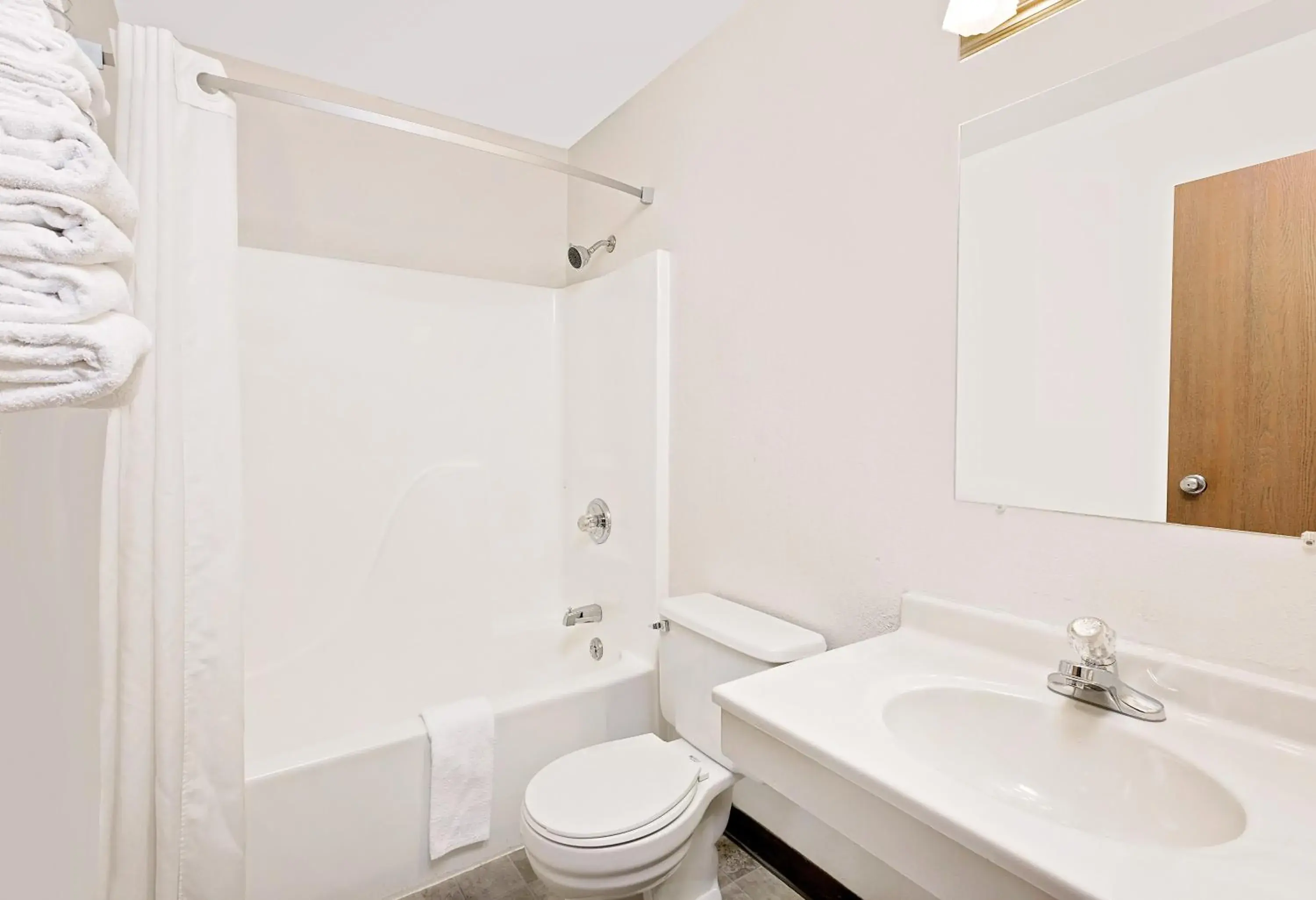 Queen Room - Non-Smoking in Super 8 by Wyndham Keokuk Queen Room - Non-Smoking in Super 8 by Wyndham Keokuk