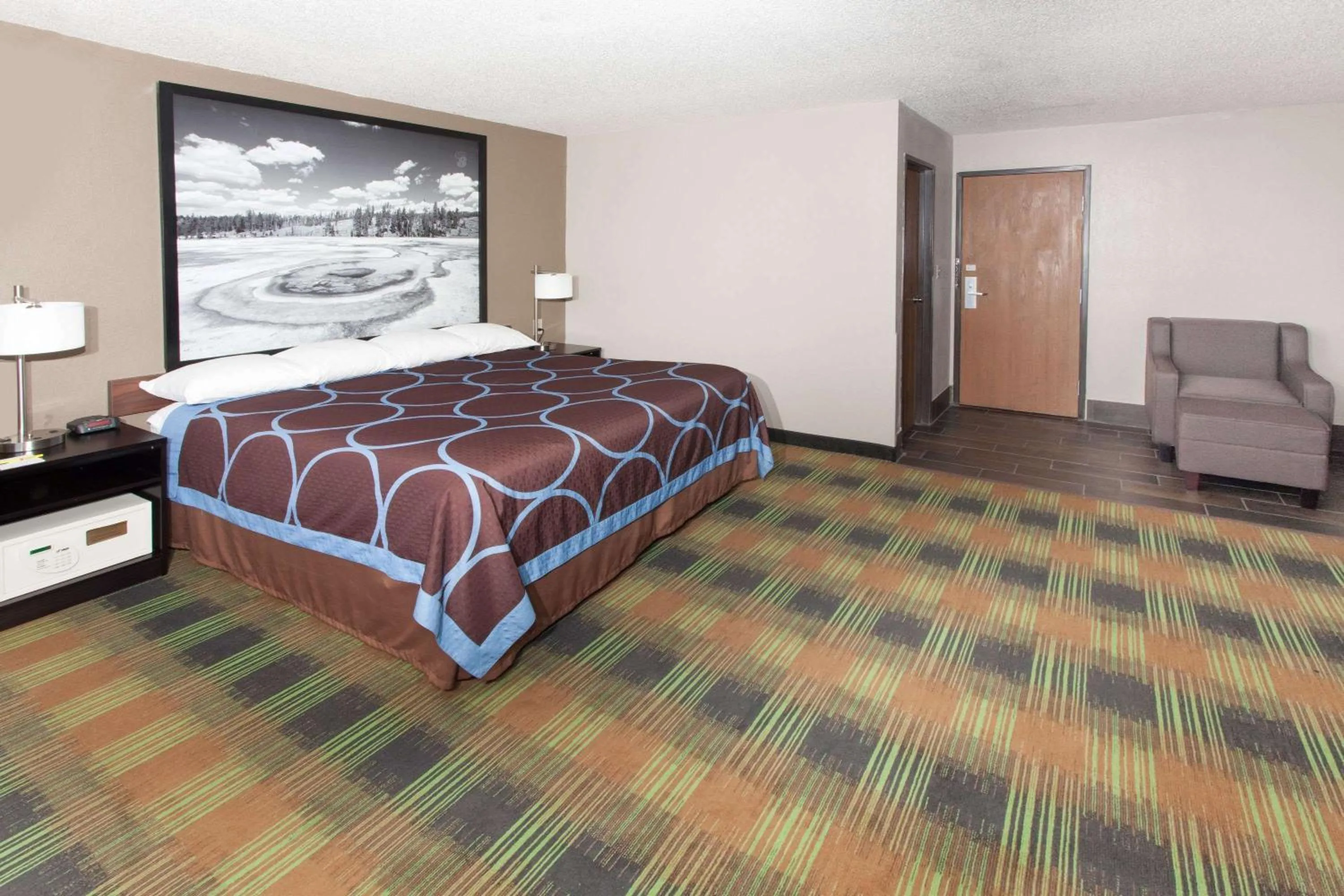 Photo of the whole room, Bed in Super 8 by Wyndham Keokuk