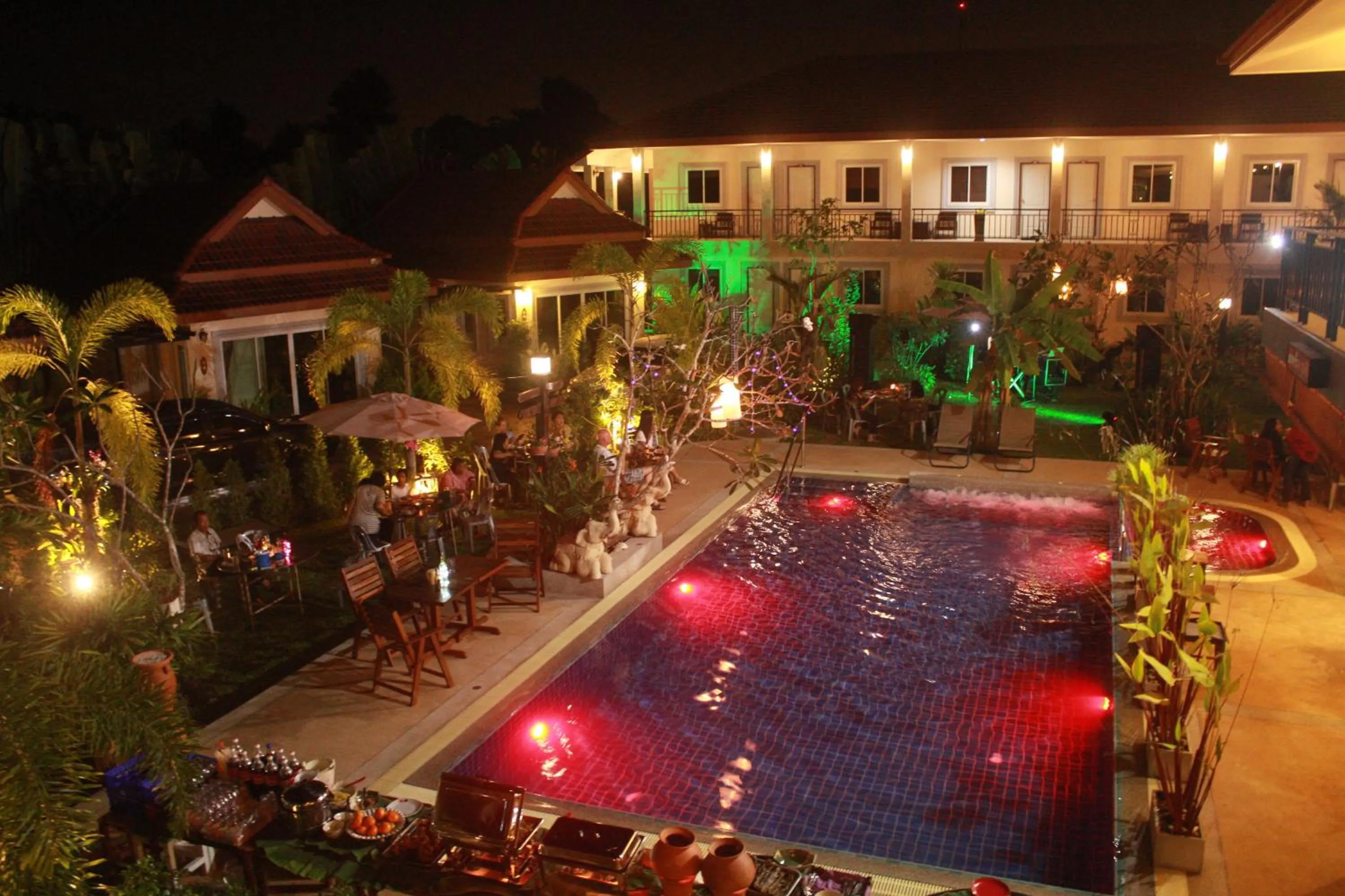 Swimming pool in Baan Sooksiri Bangsaray