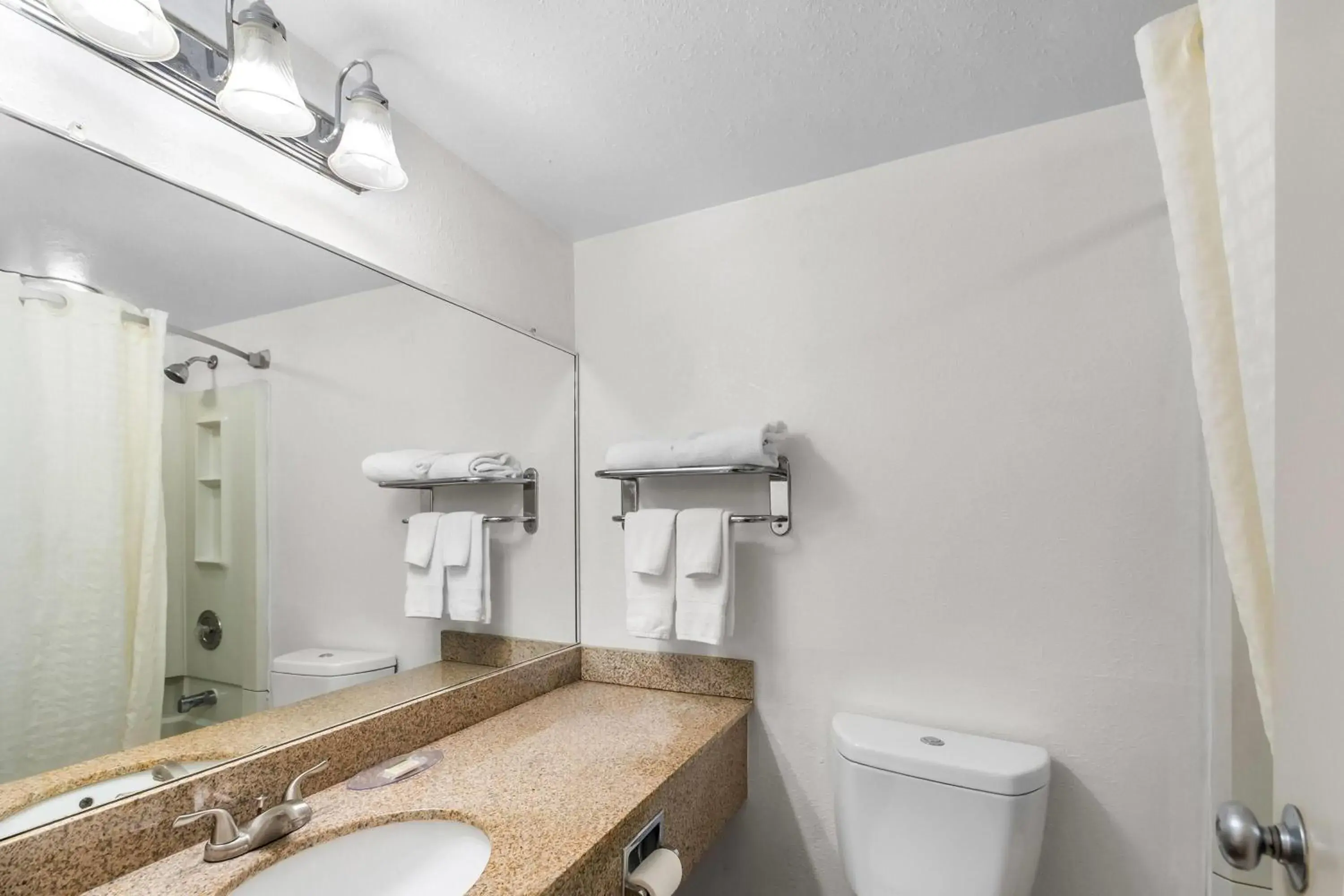 King Room- Non-Smoking in Travelodge by Wyndham Winchester King Room- Non-Smoking in Travelodge by Wyndham Winchester