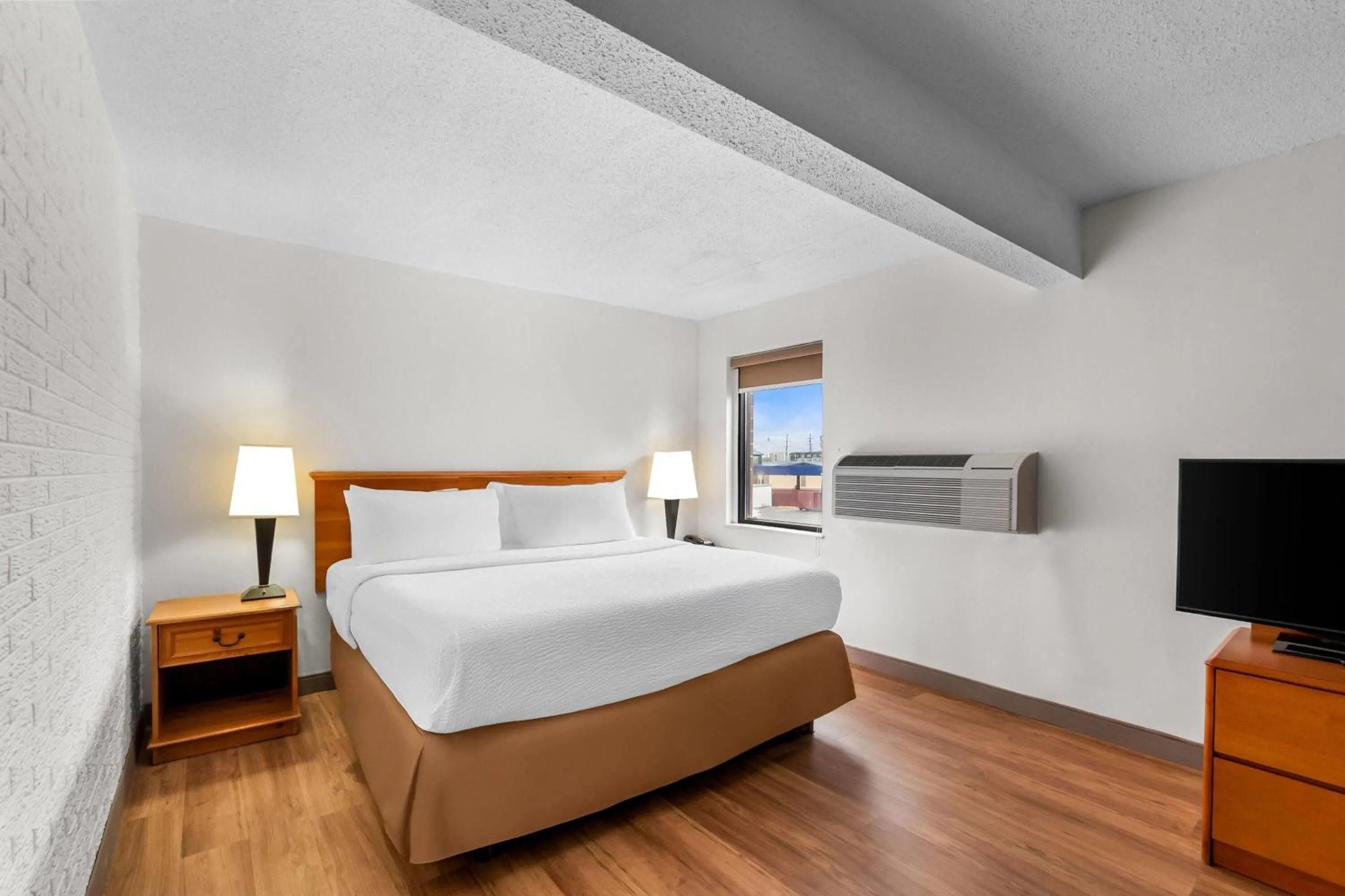 Photo of the whole room, Bed in Travelodge by Wyndham Winchester