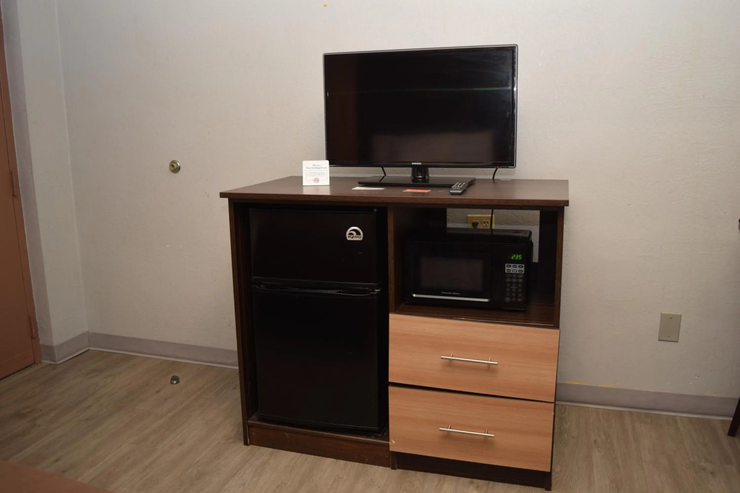 TV and multimedia in University Manor Inn