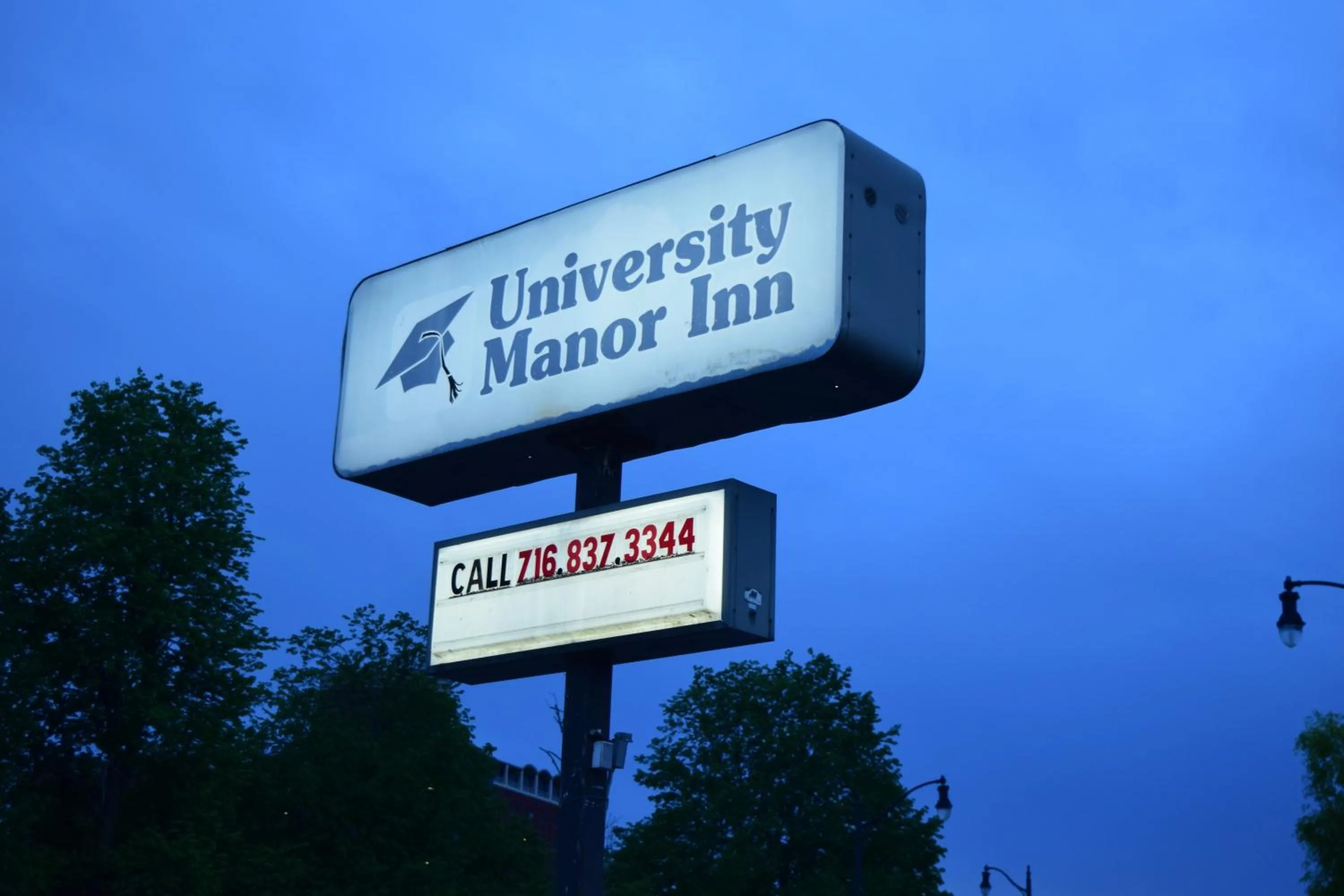 Logo/Certificate/Sign in University Manor Inn