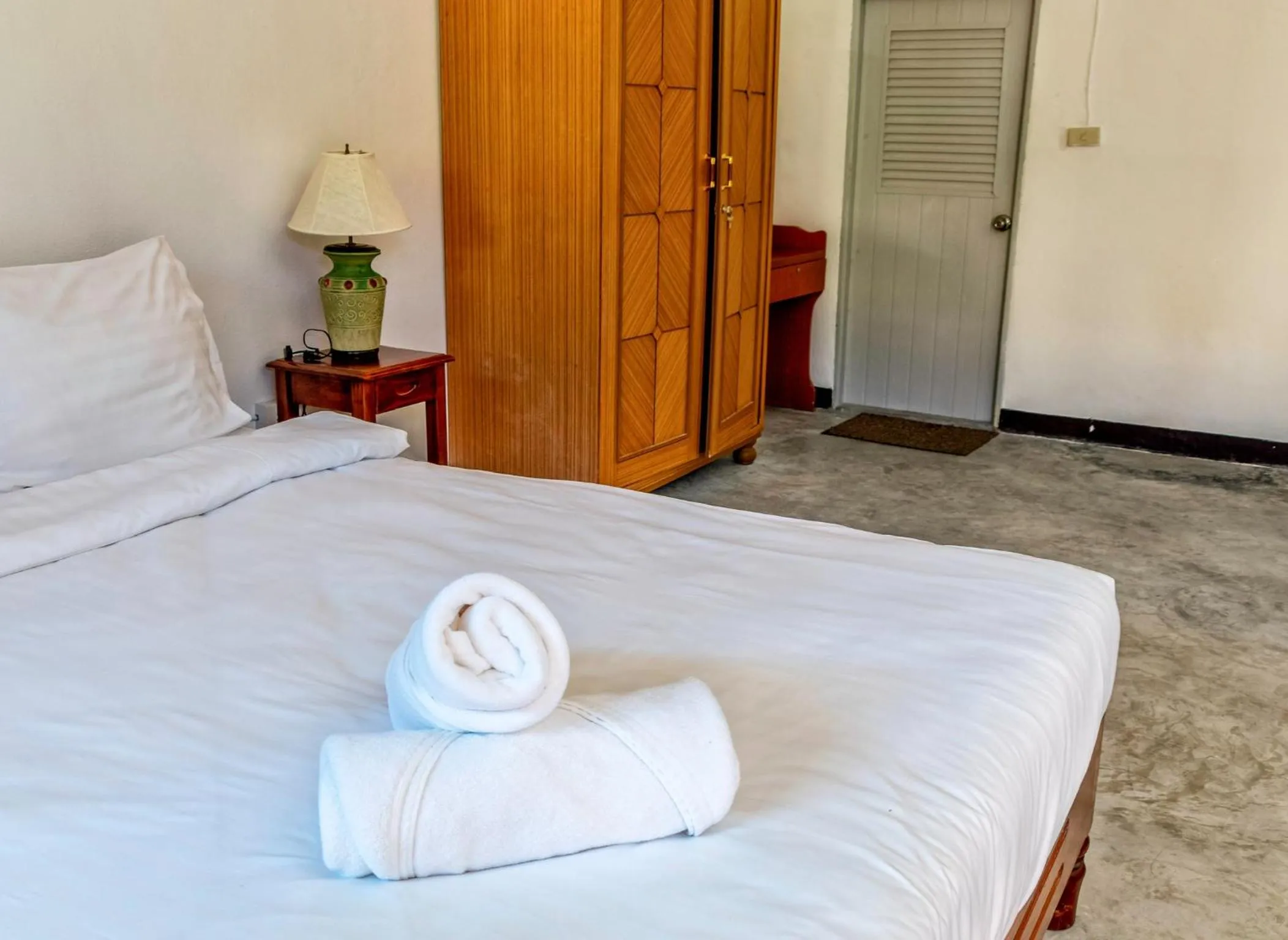 Photo of the whole room, Bed in Kata Leaf Resort Phuket -