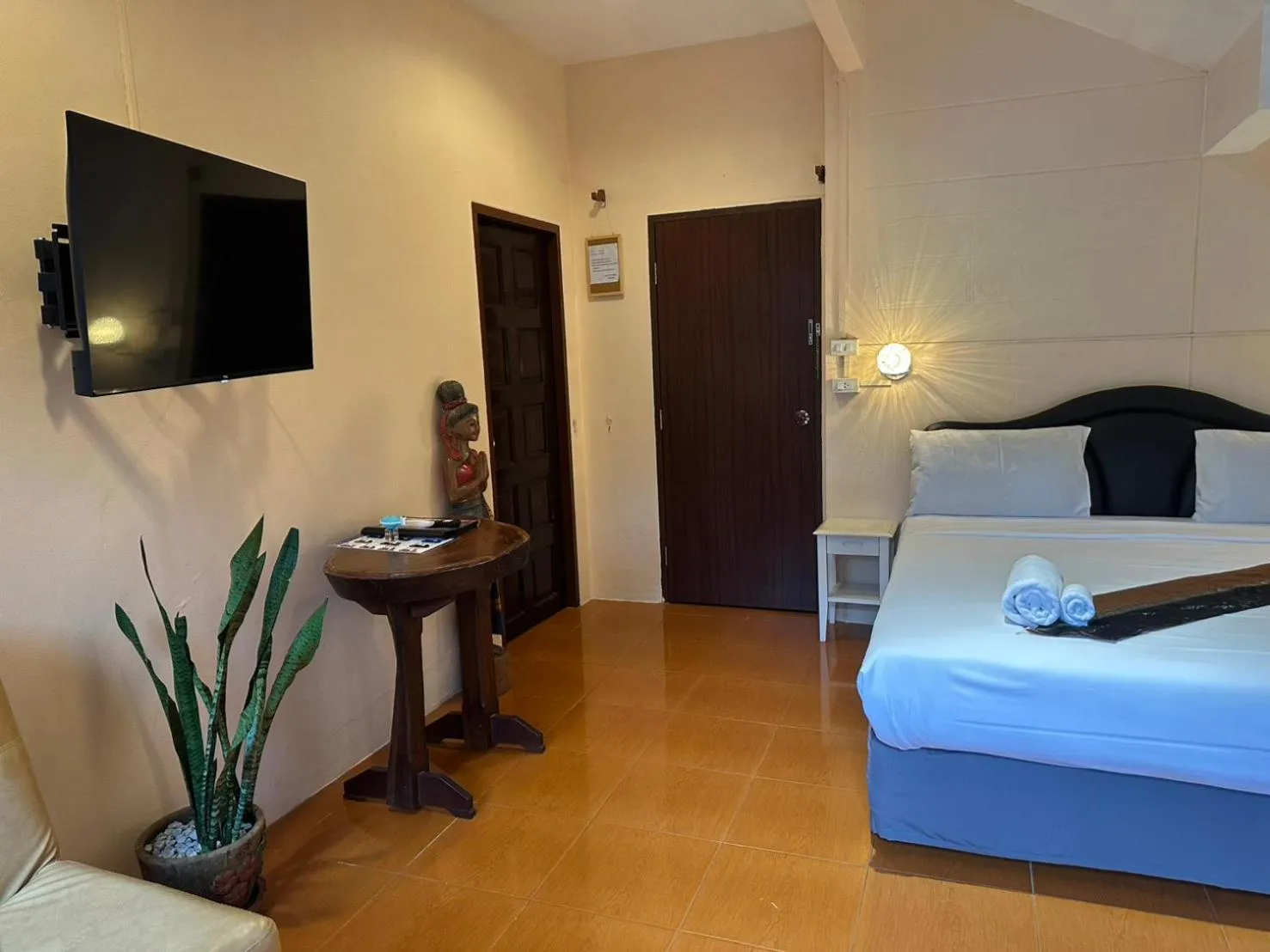 Photo of the whole room, Bed in Kata Leaf Resort Phuket -