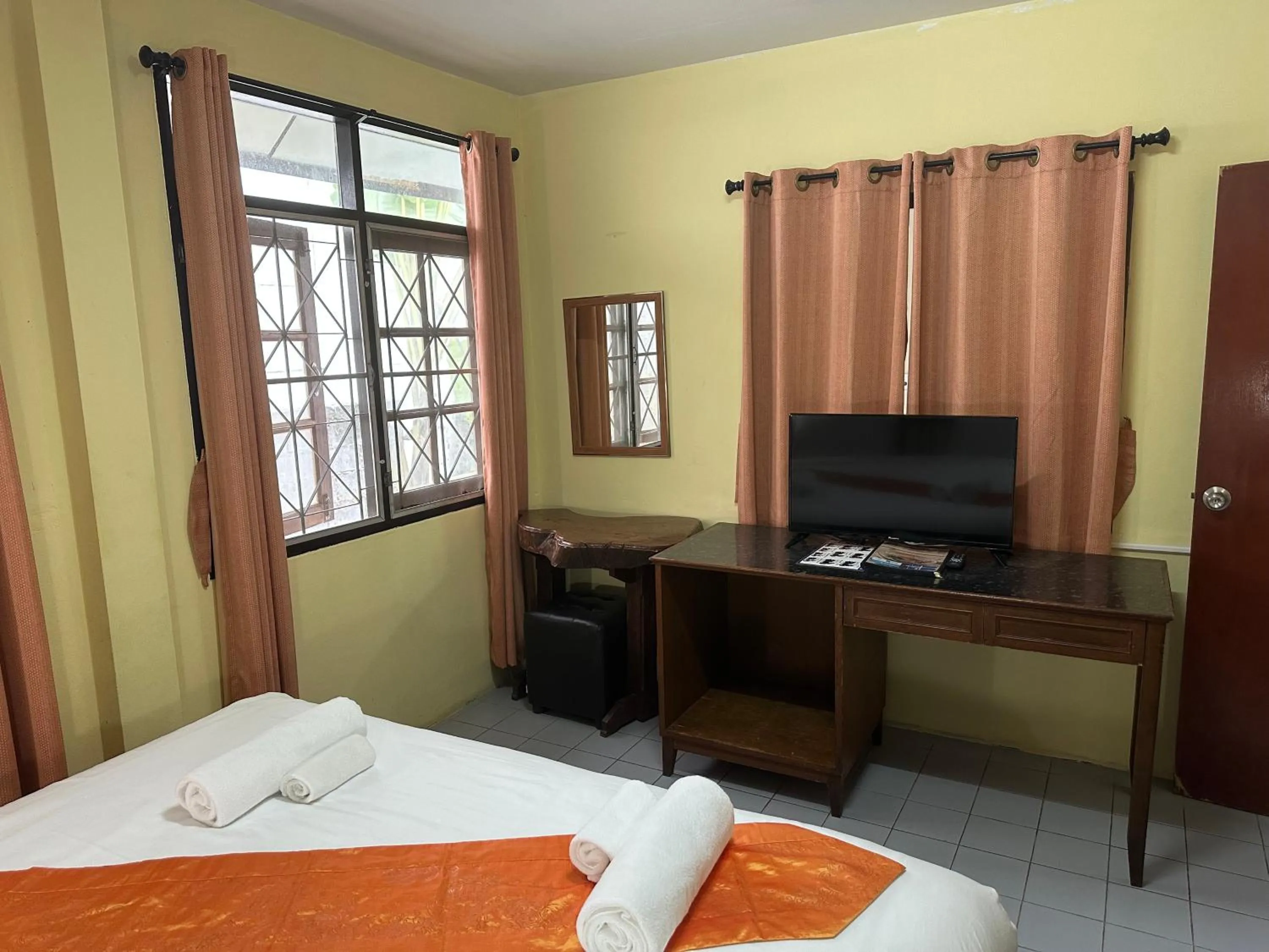 Photo of the whole room, Bed in Kata Leaf Resort Phuket -