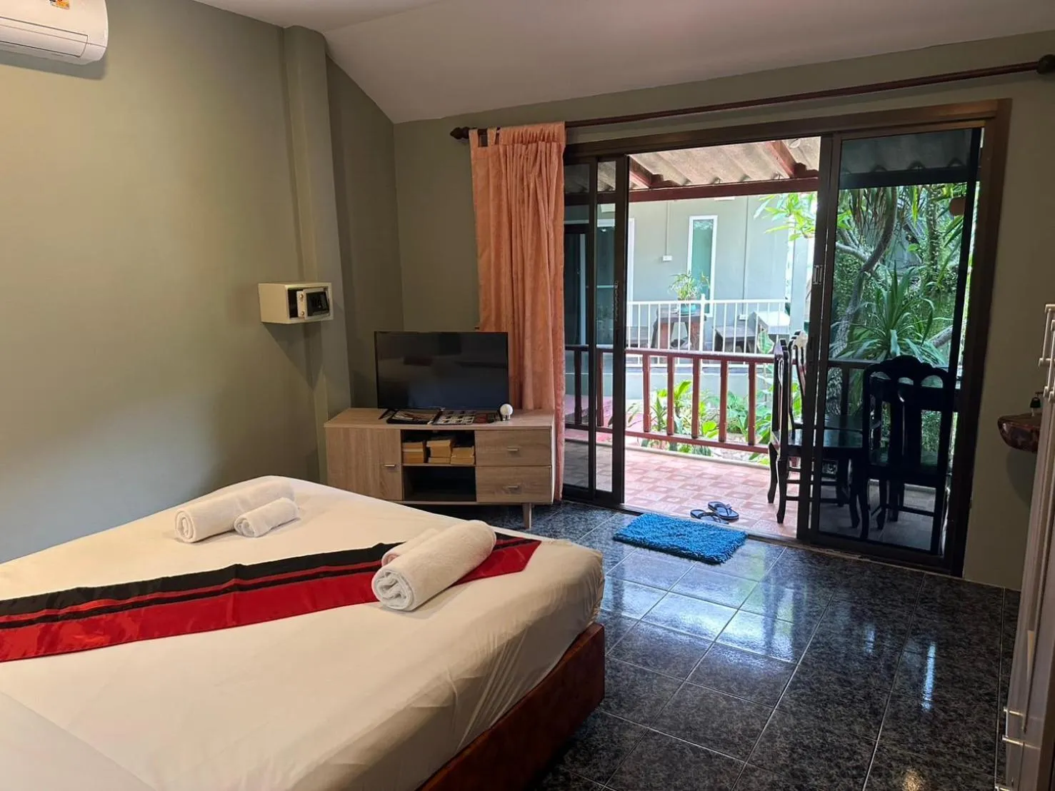 Bedroom, Bed in Kata Leaf Resort Phuket -