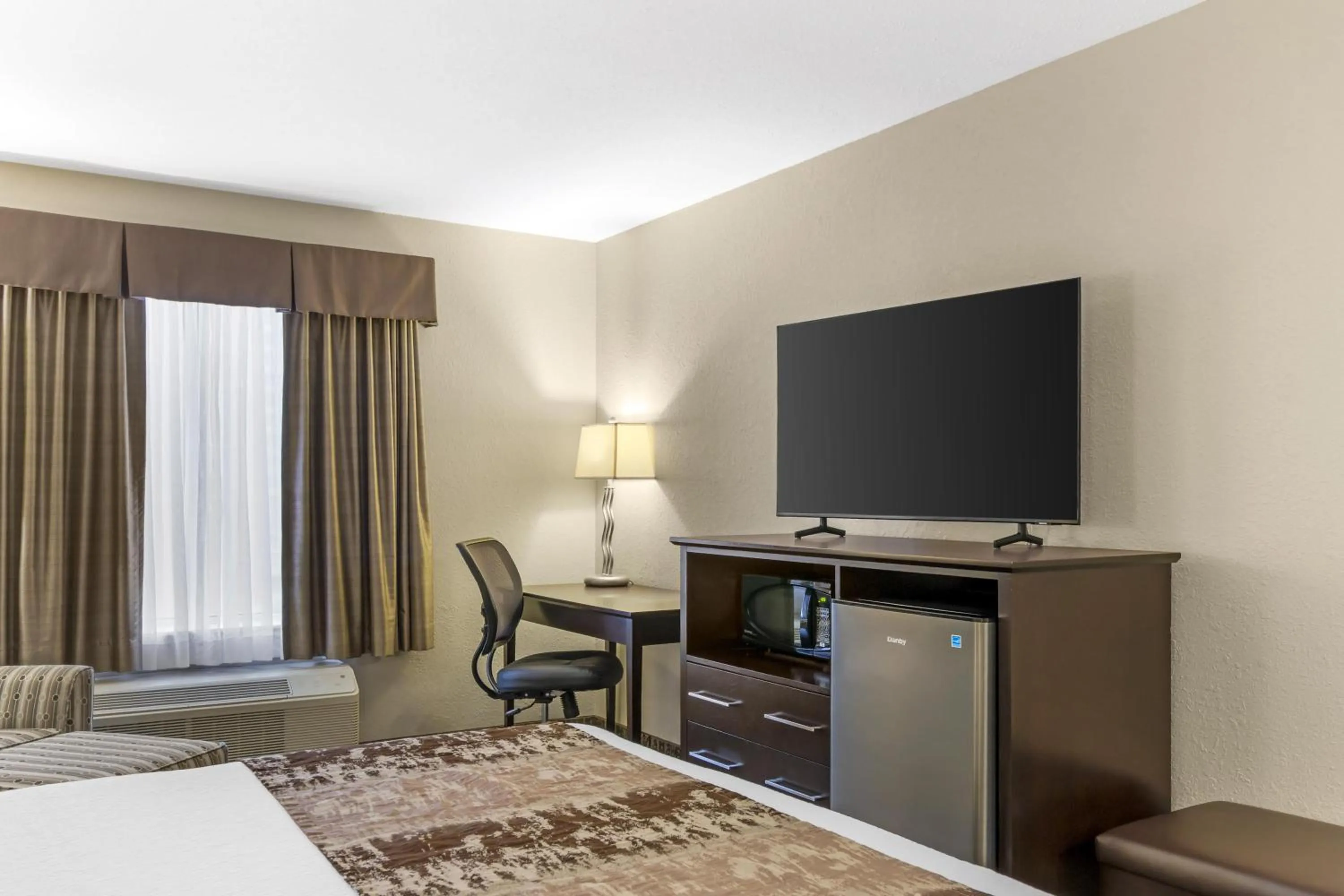 Bedroom, Bed in Best Western Plus Pembina Inn & Suites