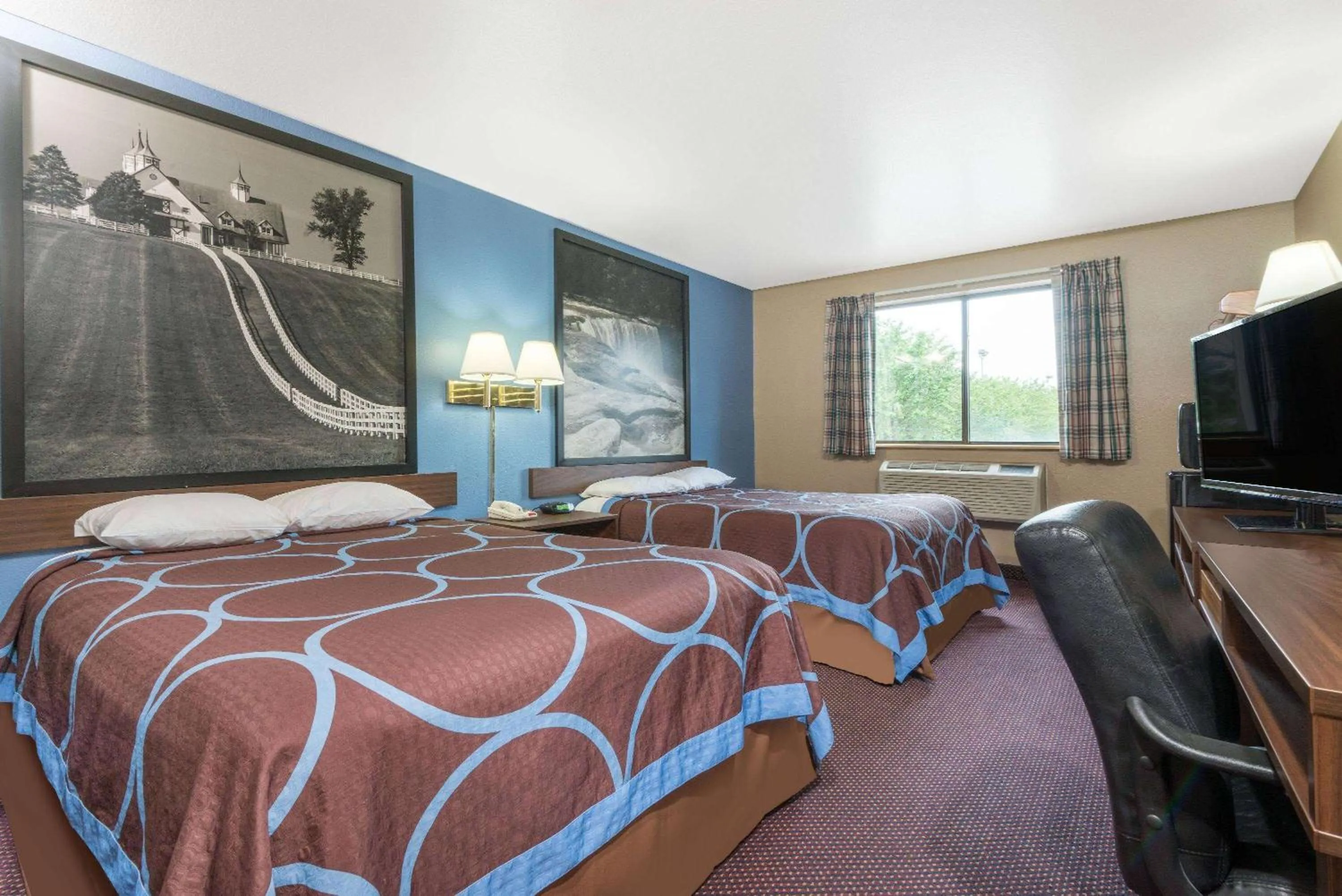 Photo of the whole room, Bed in Super 8 by Wyndham Corbin KY