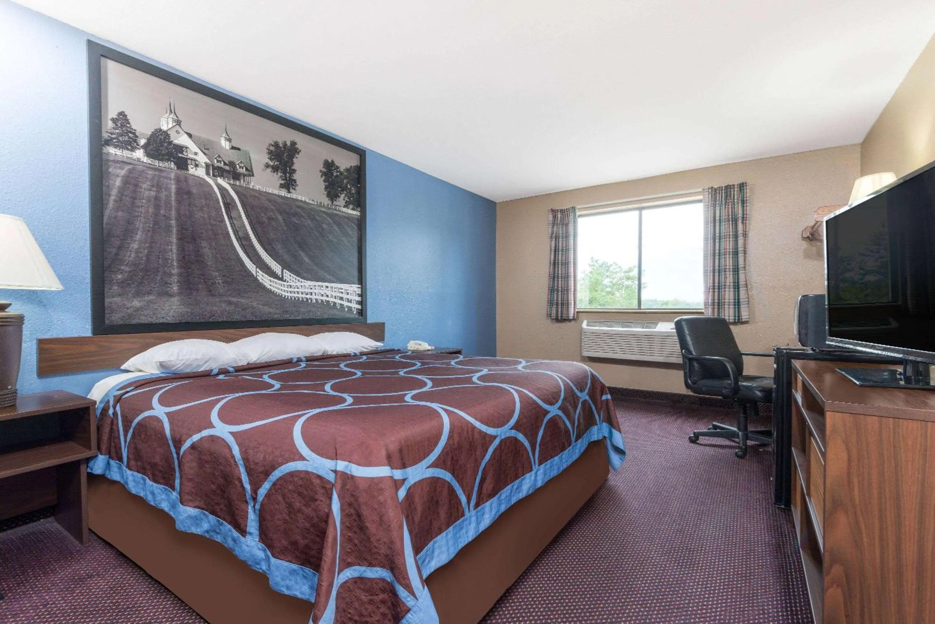 Photo of the whole room, Bed in Super 8 by Wyndham Corbin KY