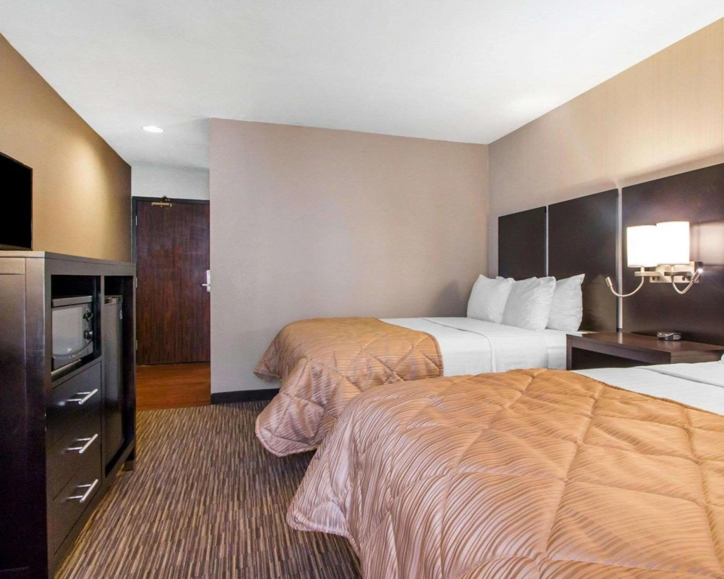 Photo of the whole room, Bed in Greenstay Inn & Suites Court View