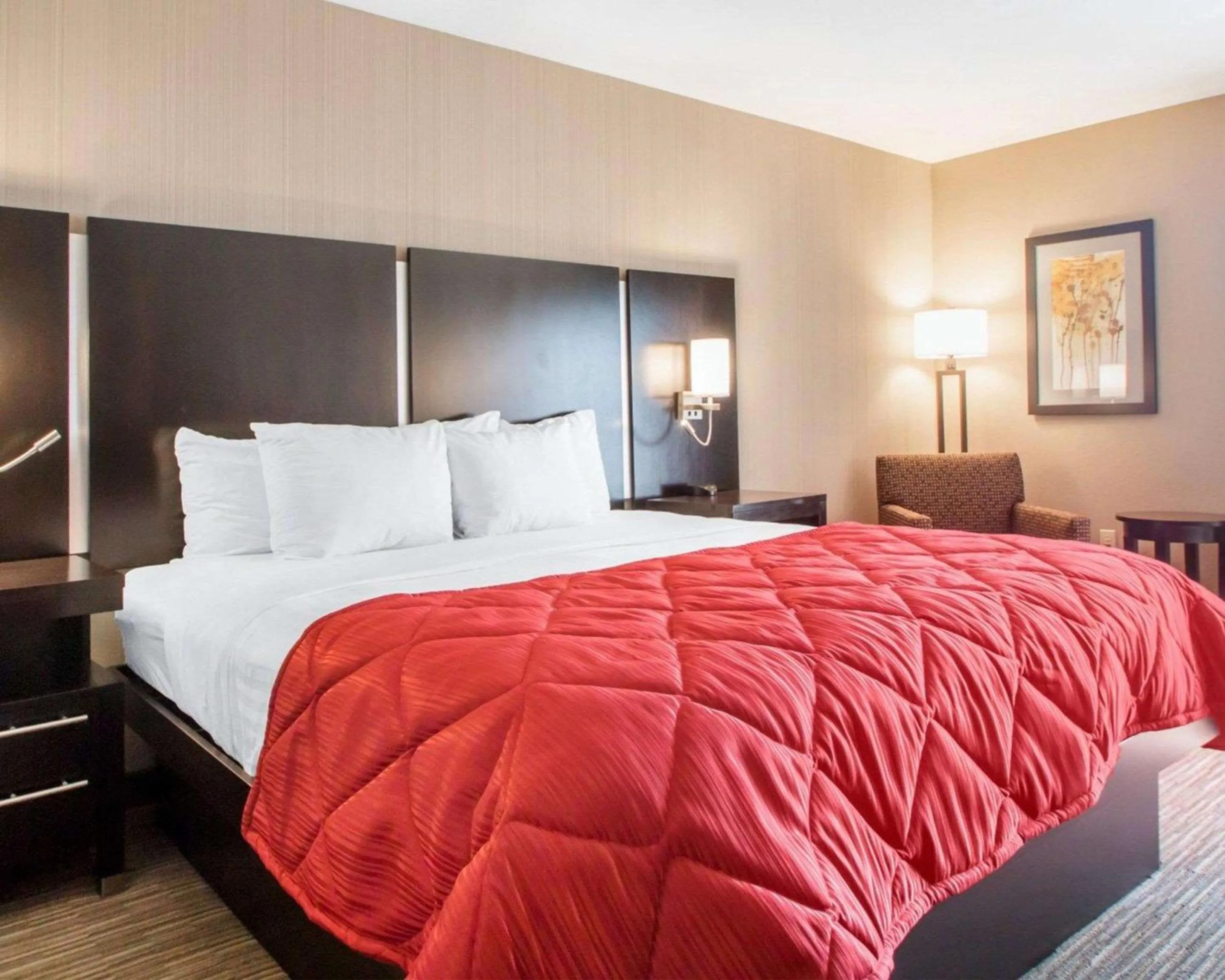 Photo of the whole room, Bed in Greenstay Inn & Suites Court View