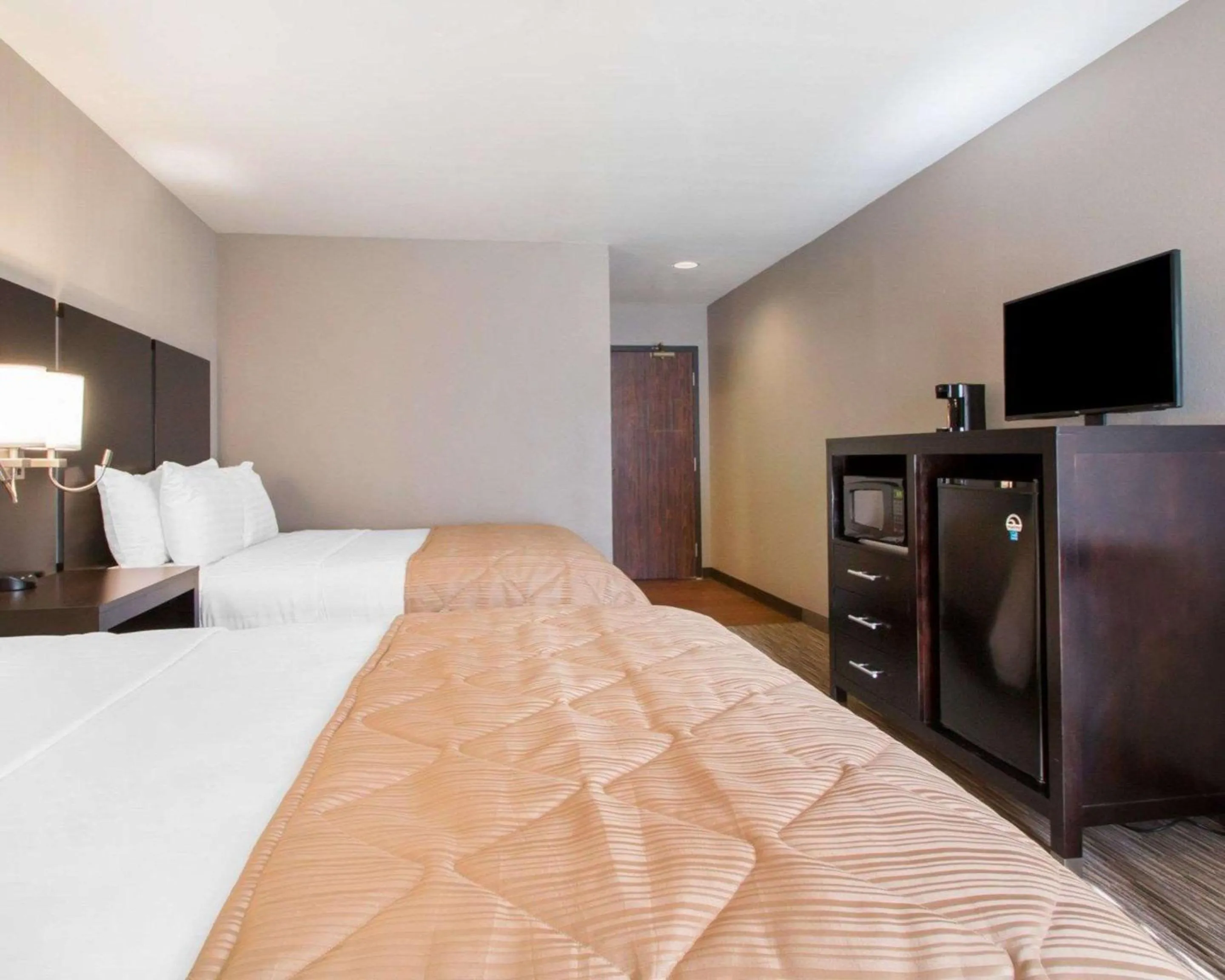 Photo of the whole room, Bed in Greenstay Inn & Suites Court View