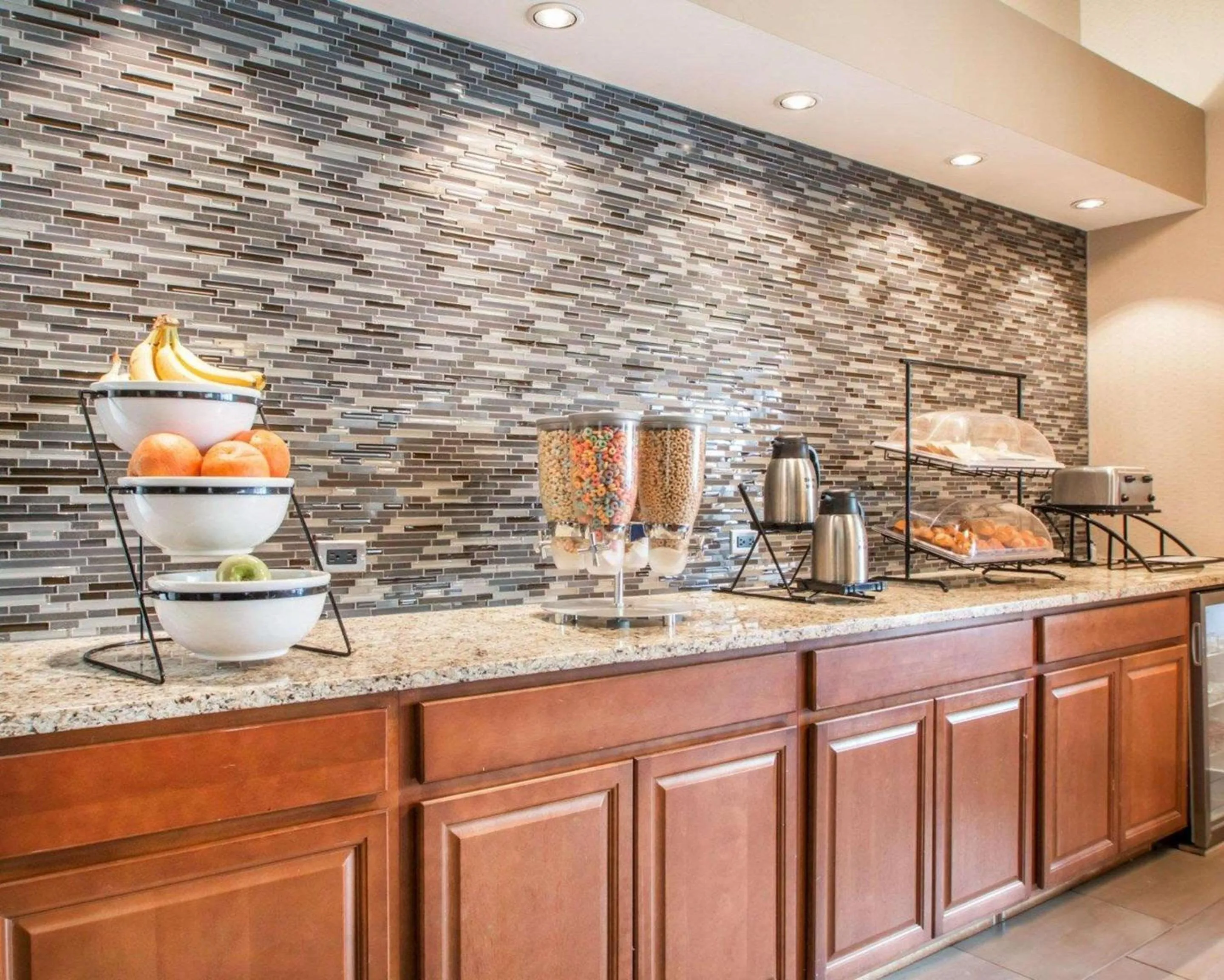 Restaurant/places to eat in Greenstay Inn & Suites Court View