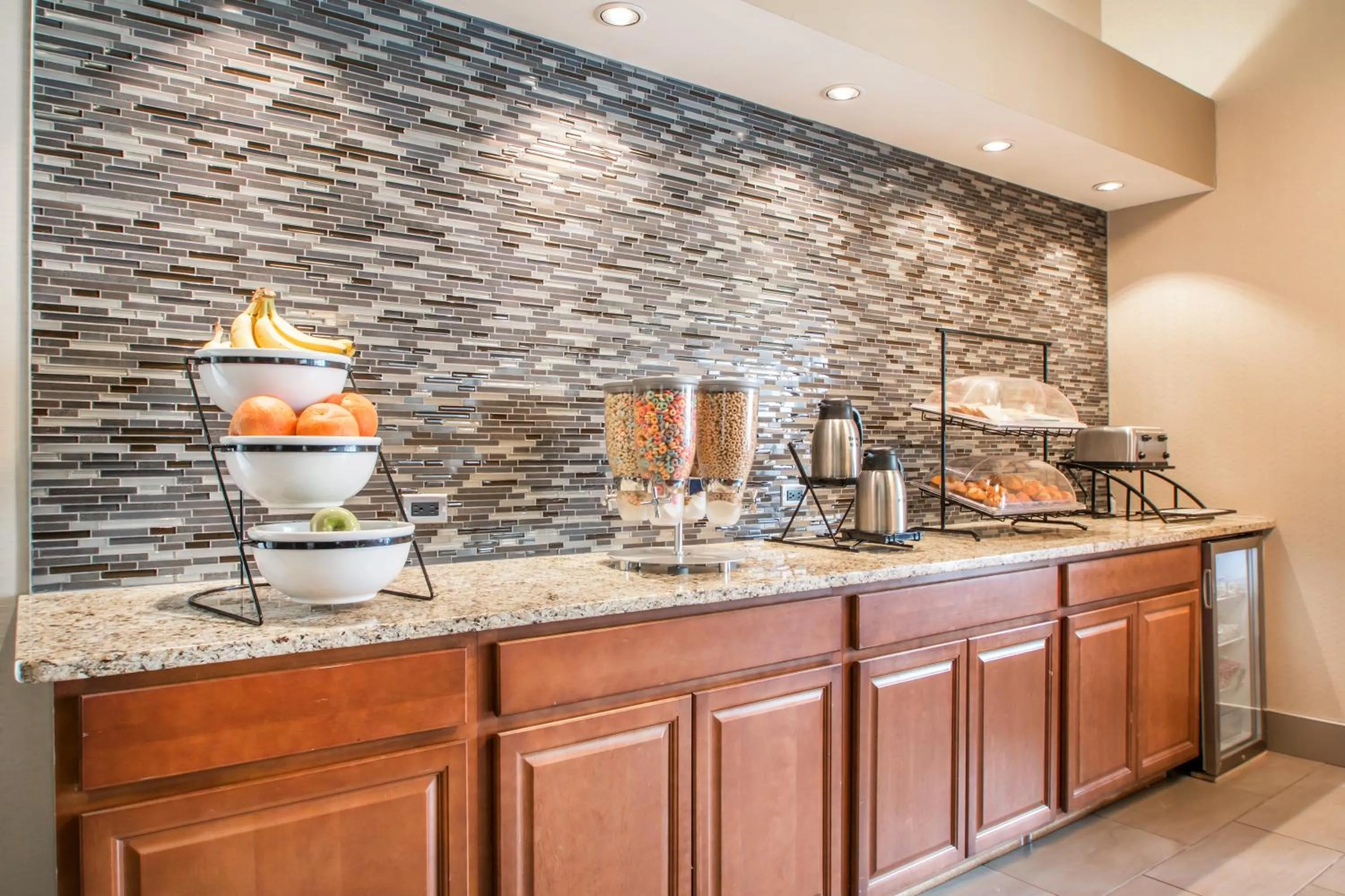 Coffee/tea facilities in Greenstay Inn & Suites Court View