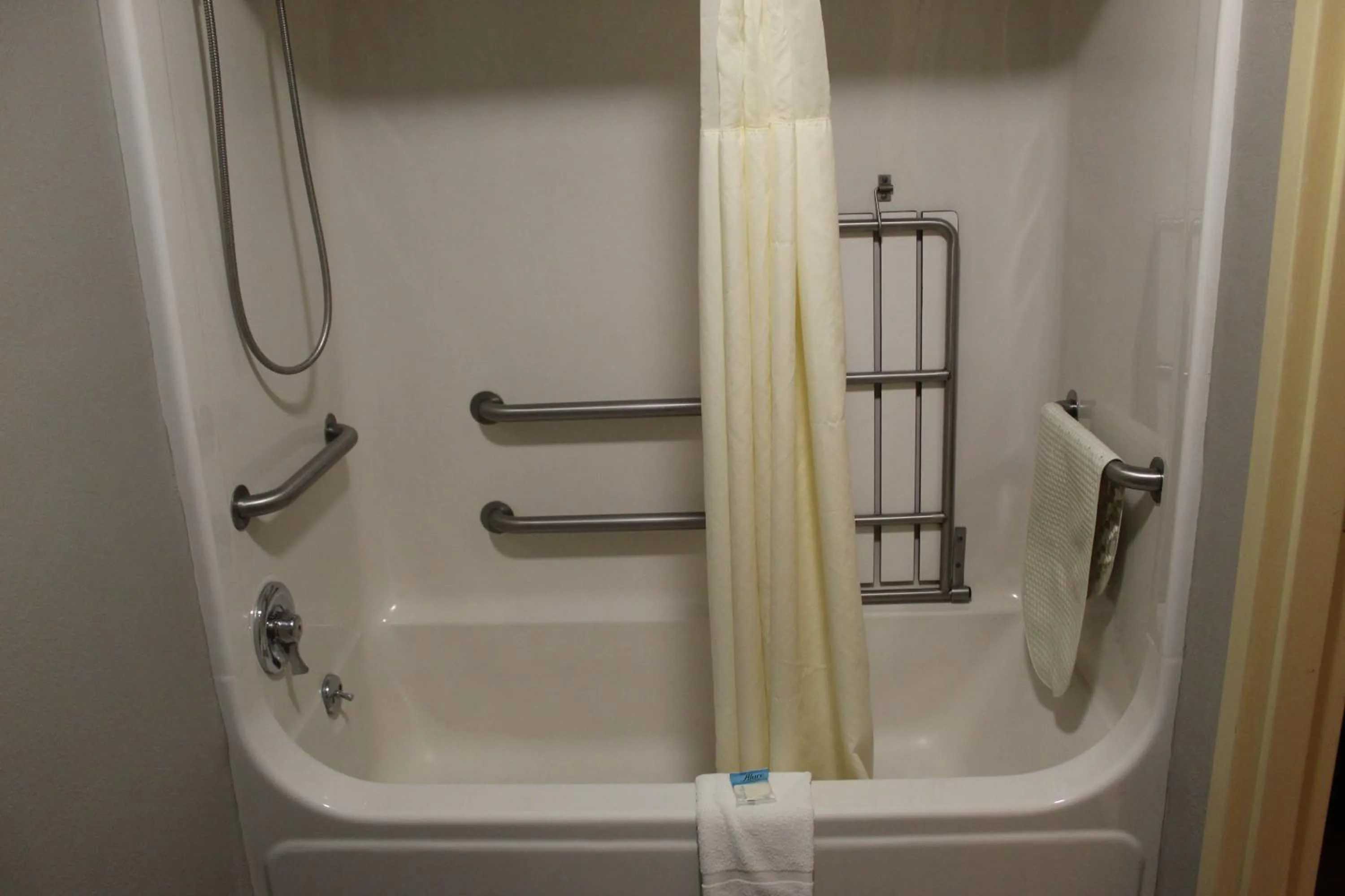 Bathroom in Greenstay Inn & Suites Court View