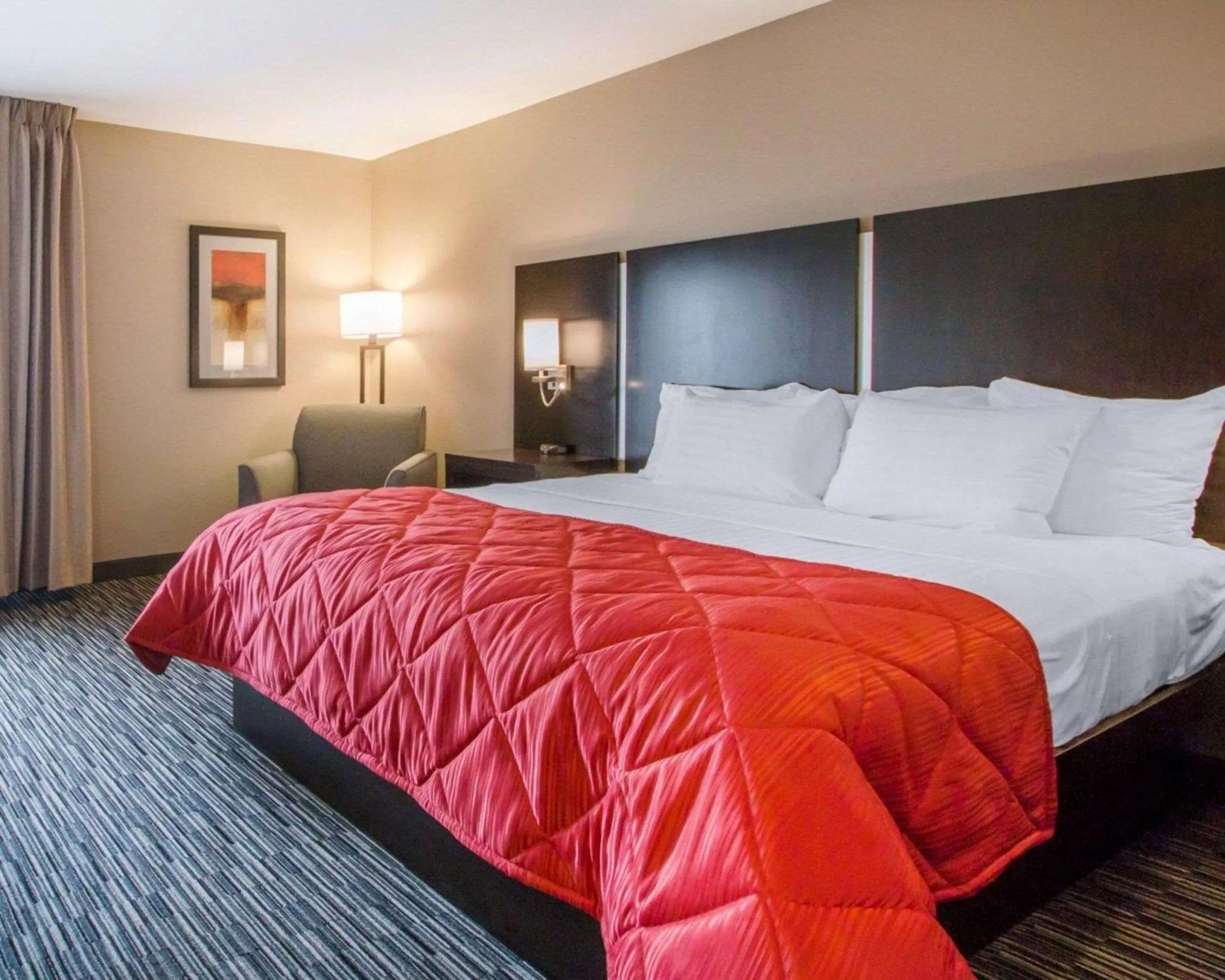 Photo of the whole room, Bed in Greenstay Inn & Suites Court View