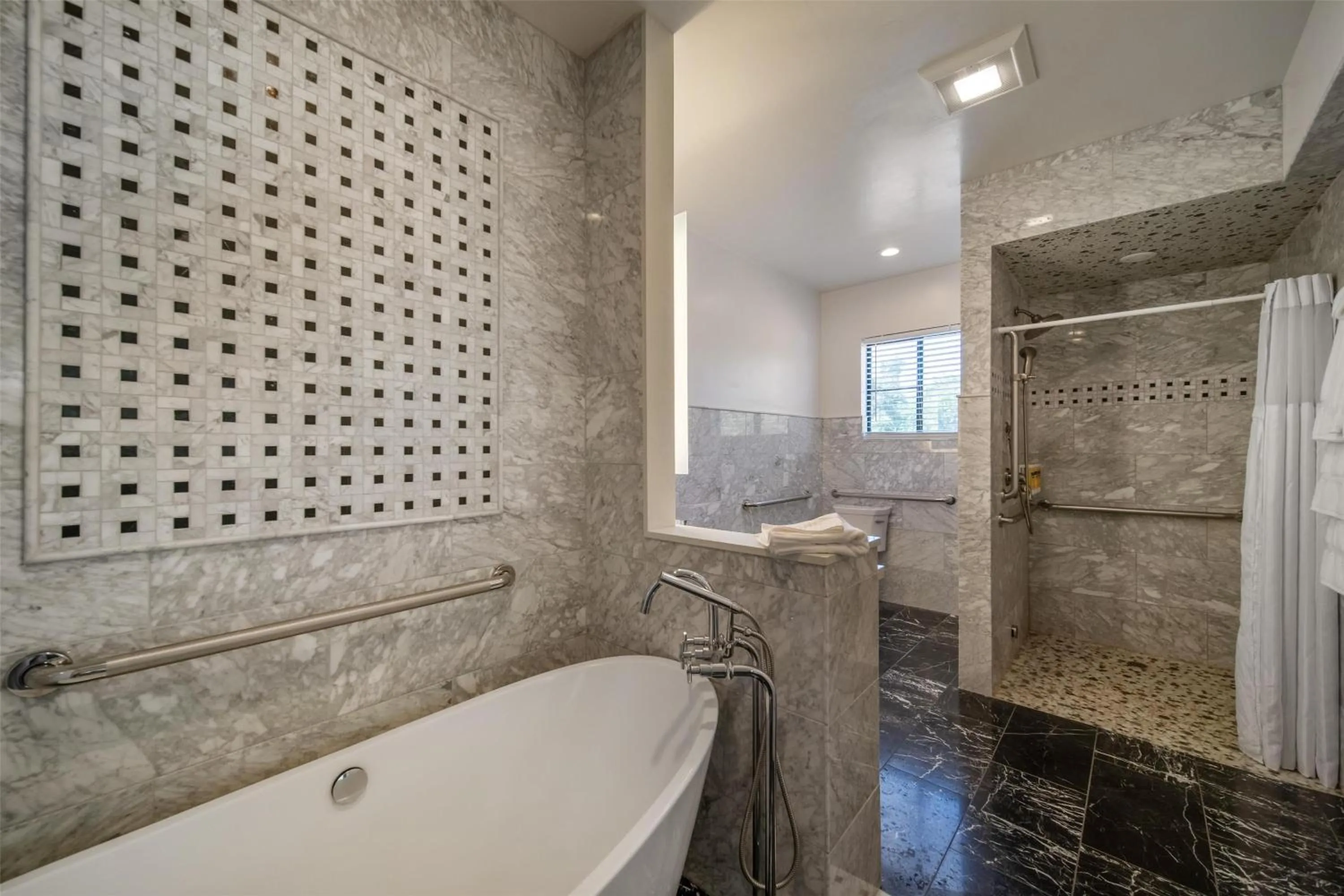 Bathroom in Best Western Plus Palm Court Hotel