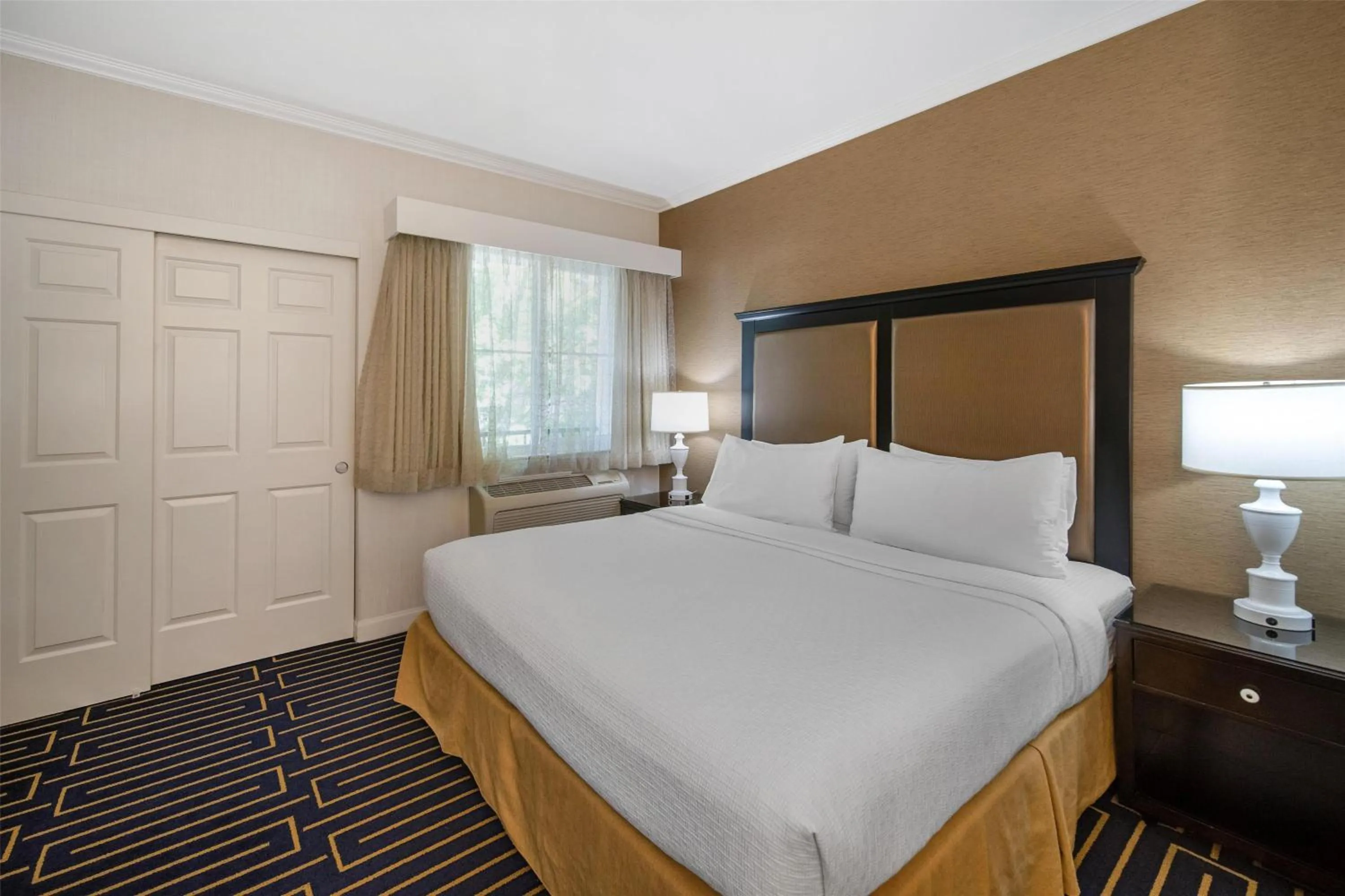 Bedroom, Bed in Best Western Plus Palm Court Hotel