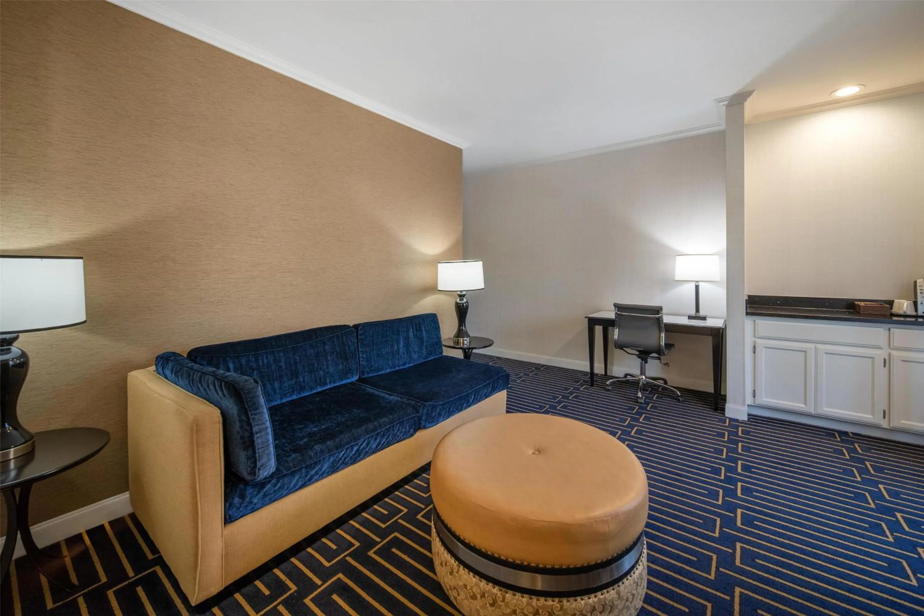 Bedroom in Best Western Plus Palm Court Hotel