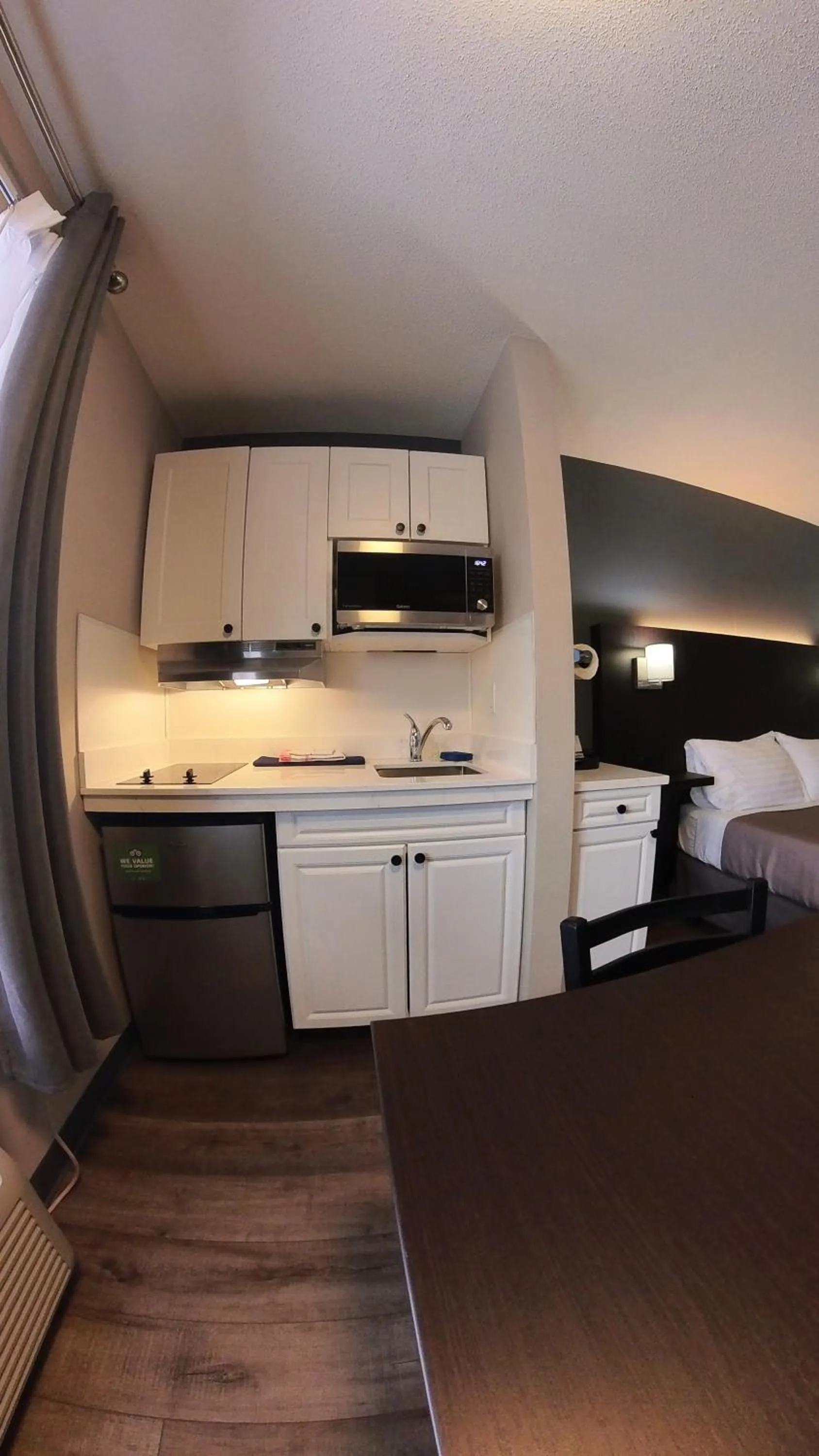 Kitchen or kitchenette, Bed in Moonlight Inn and Suites Sudbury