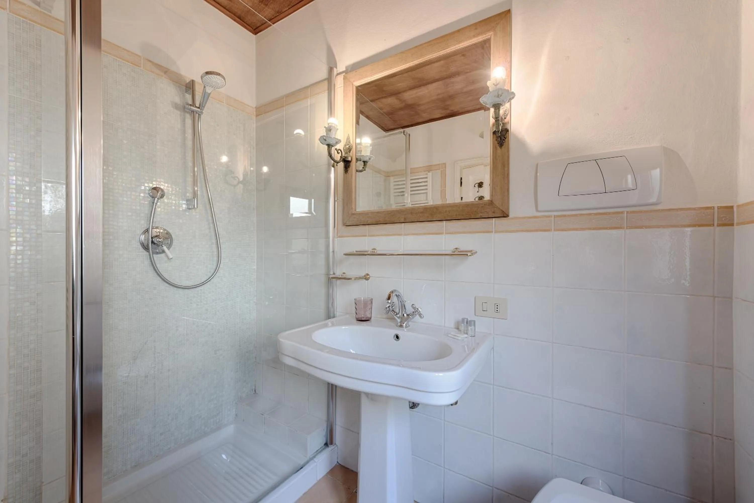 Shower in Central Strozzi by Mmega