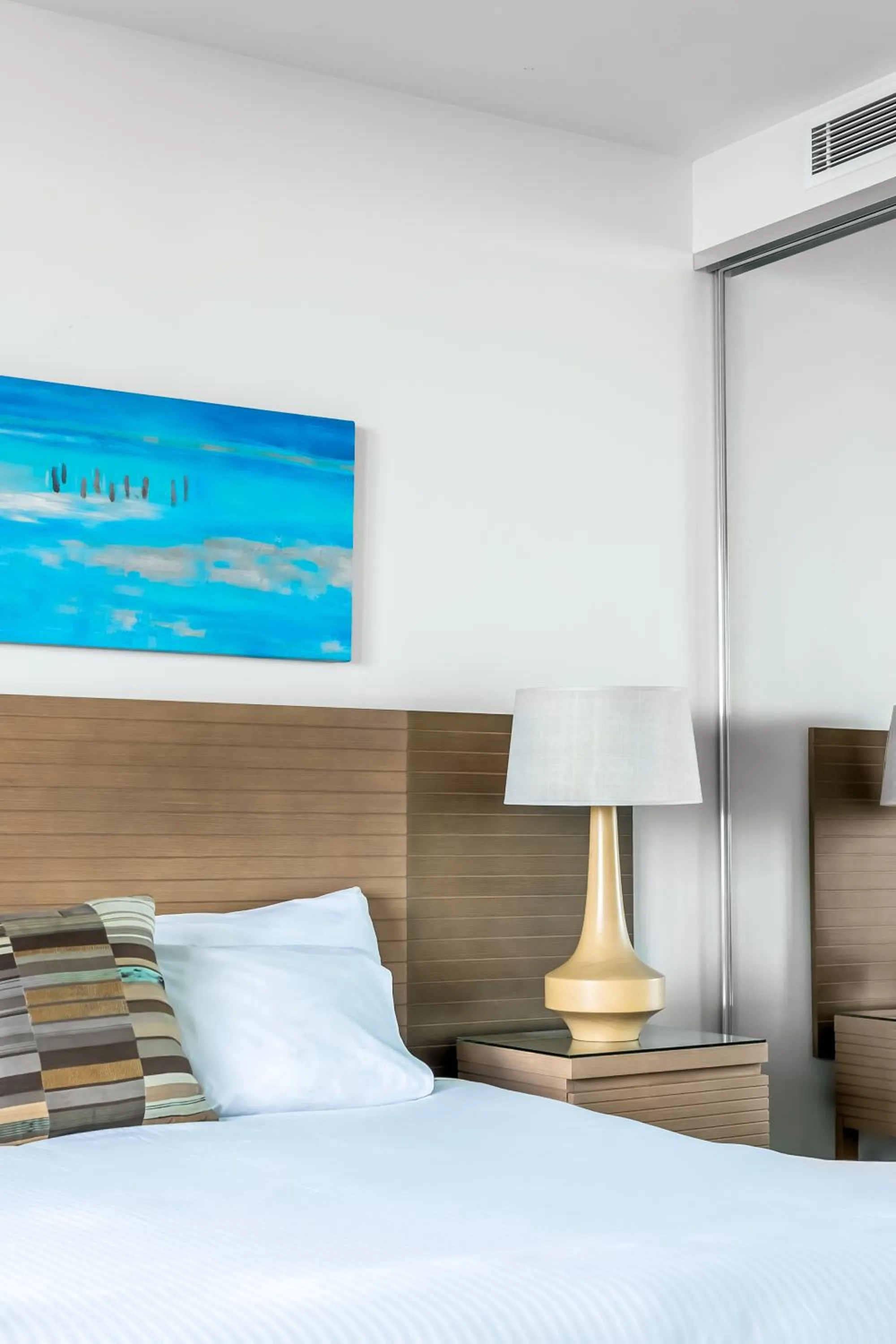 Bed in Oaks Redcliffe Mon Komo Suites