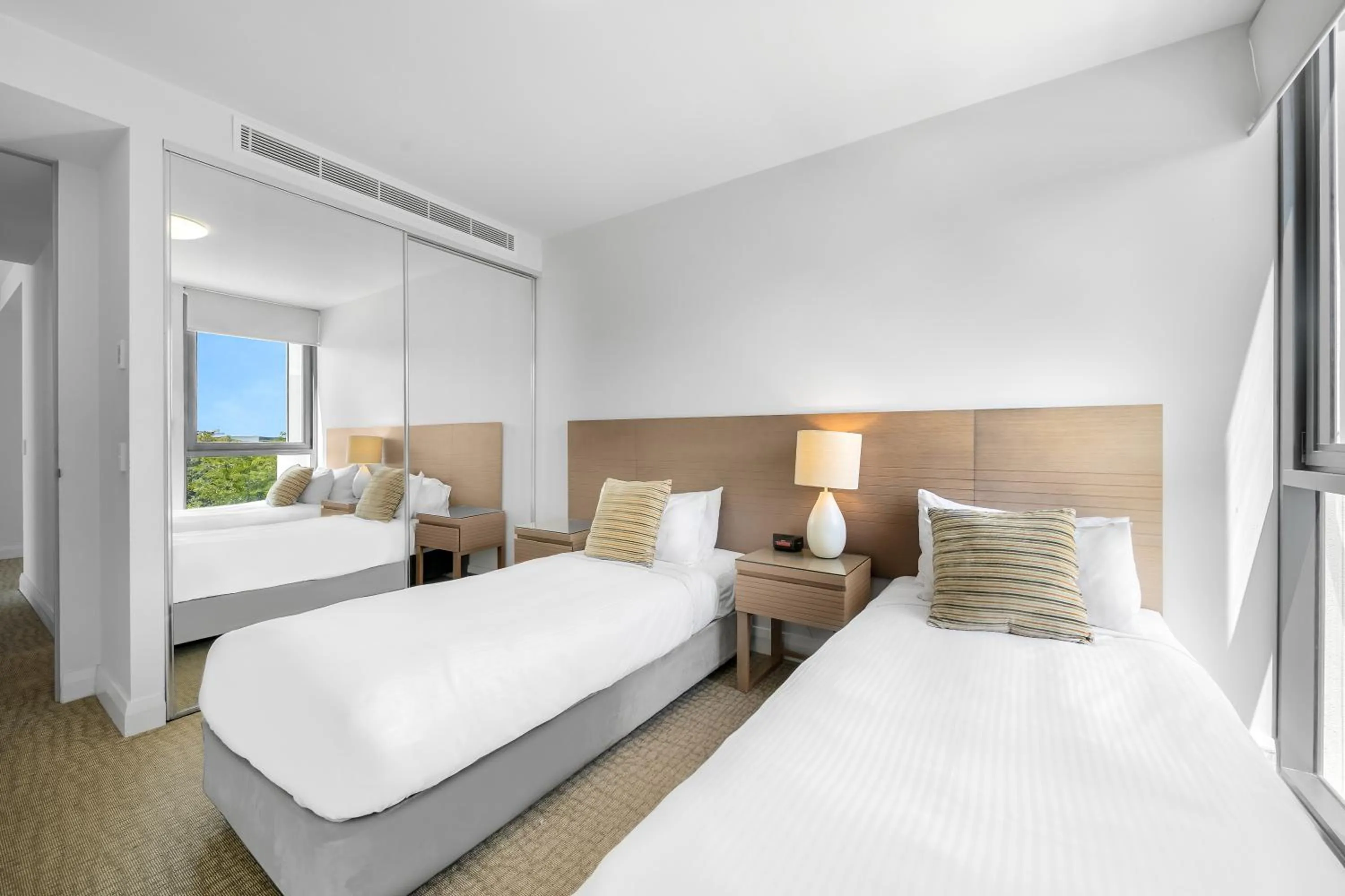 Bed in Oaks Redcliffe Mon Komo Suites