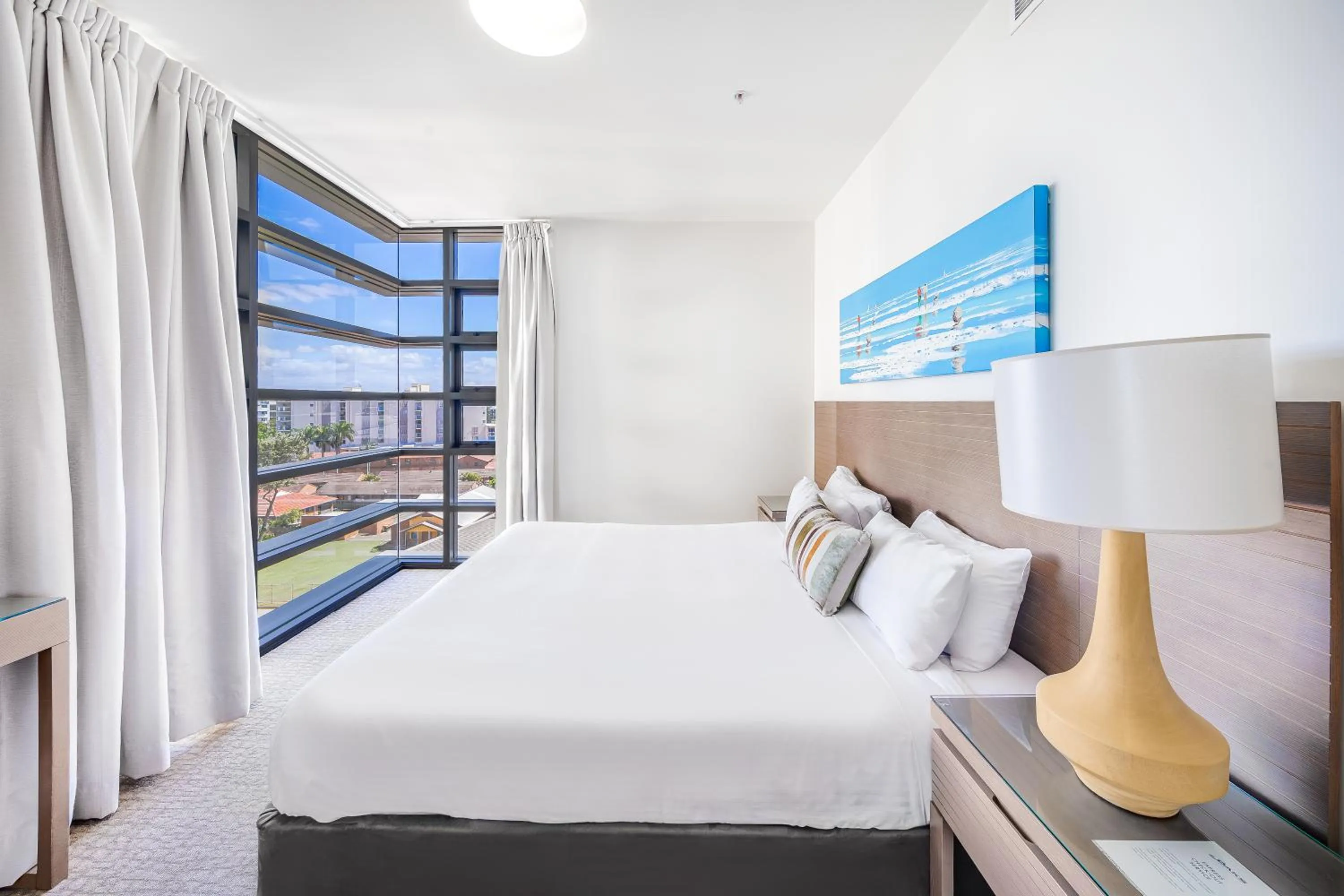 Bed in Oaks Redcliffe Mon Komo Suites