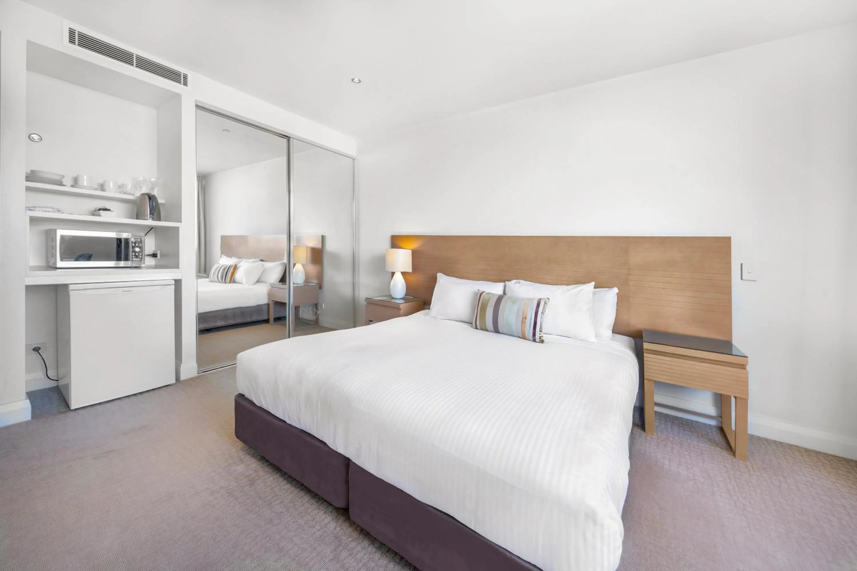 Bed in Oaks Redcliffe Mon Komo Suites