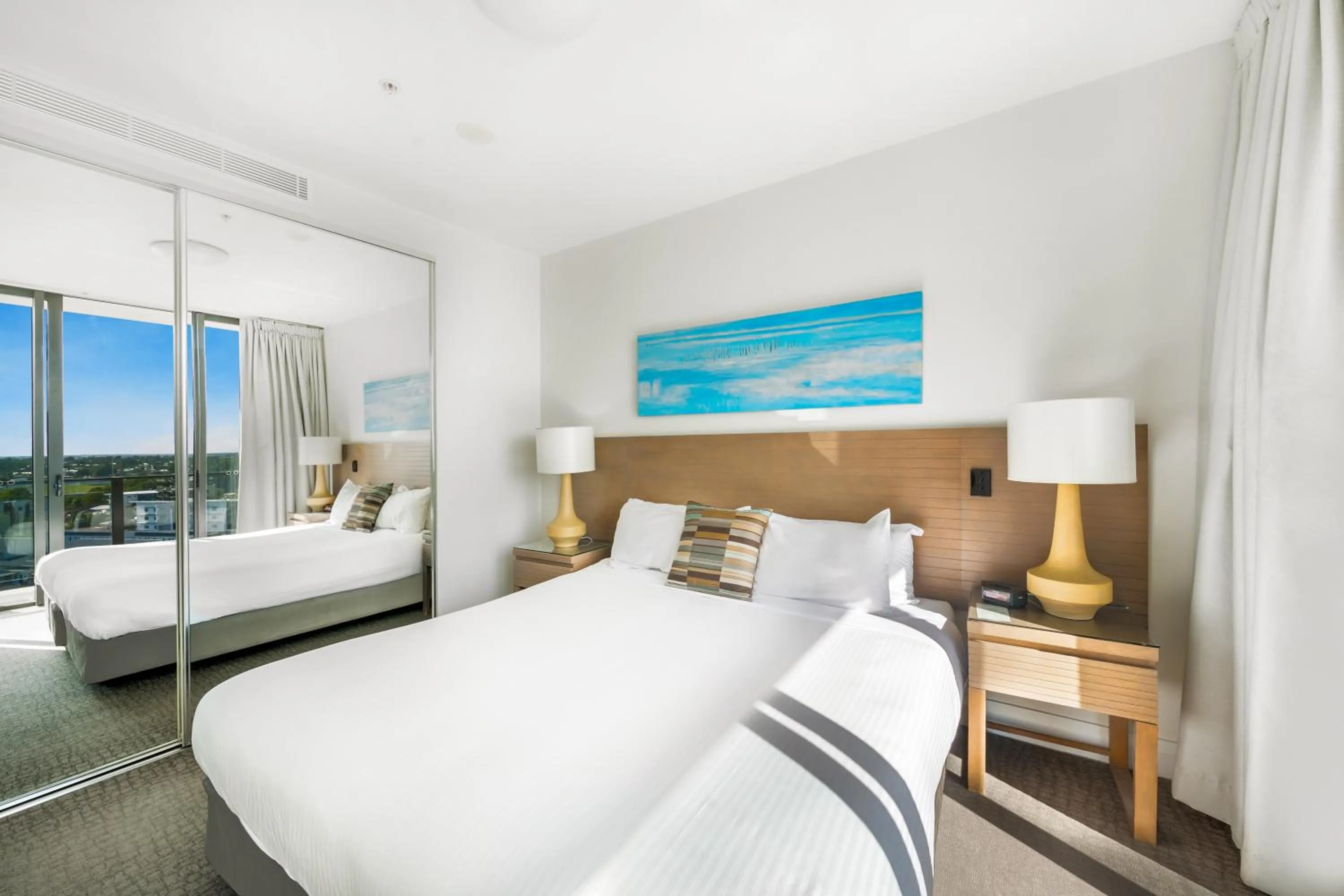 Bed in Oaks Redcliffe Mon Komo Suites