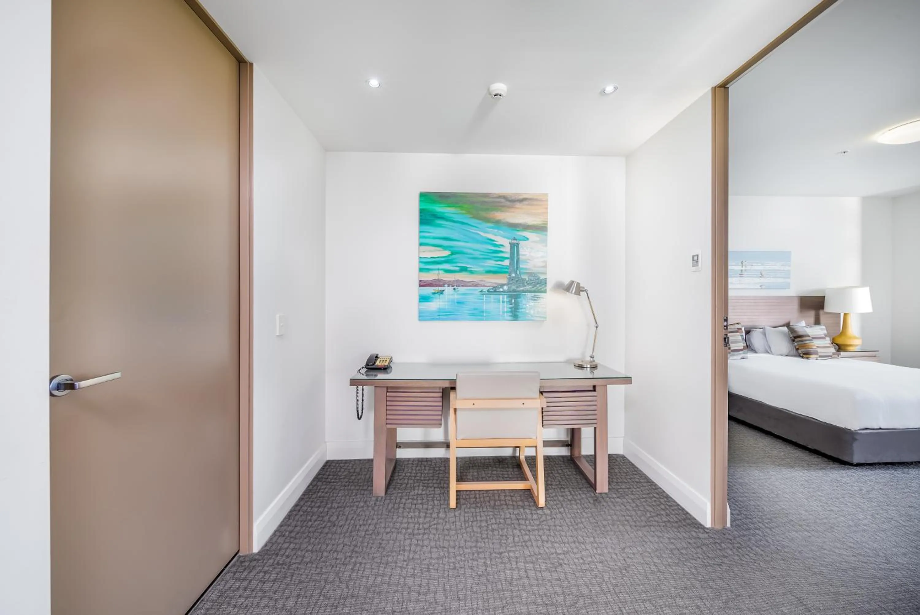 hair dresser, Bed in Oaks Redcliffe Mon Komo Suites