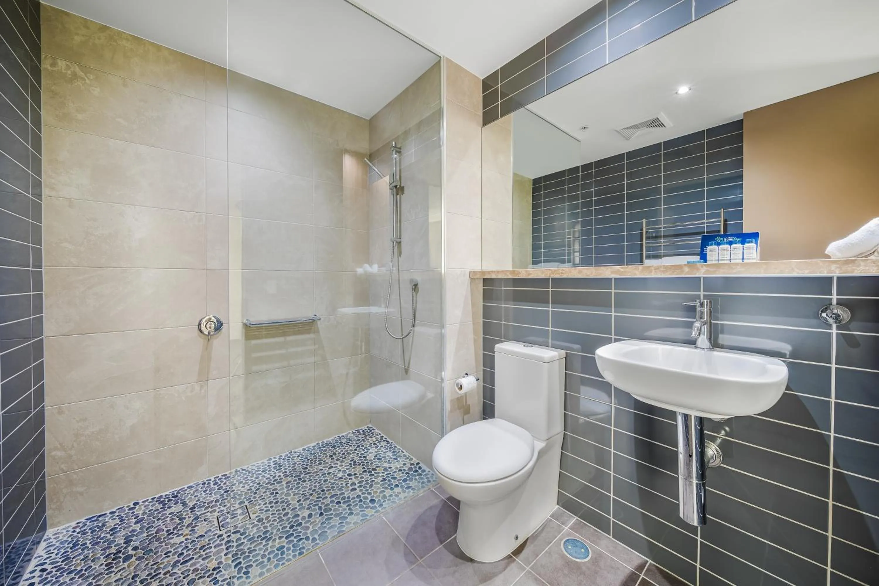 Bathroom in Oaks Redcliffe Mon Komo Suites