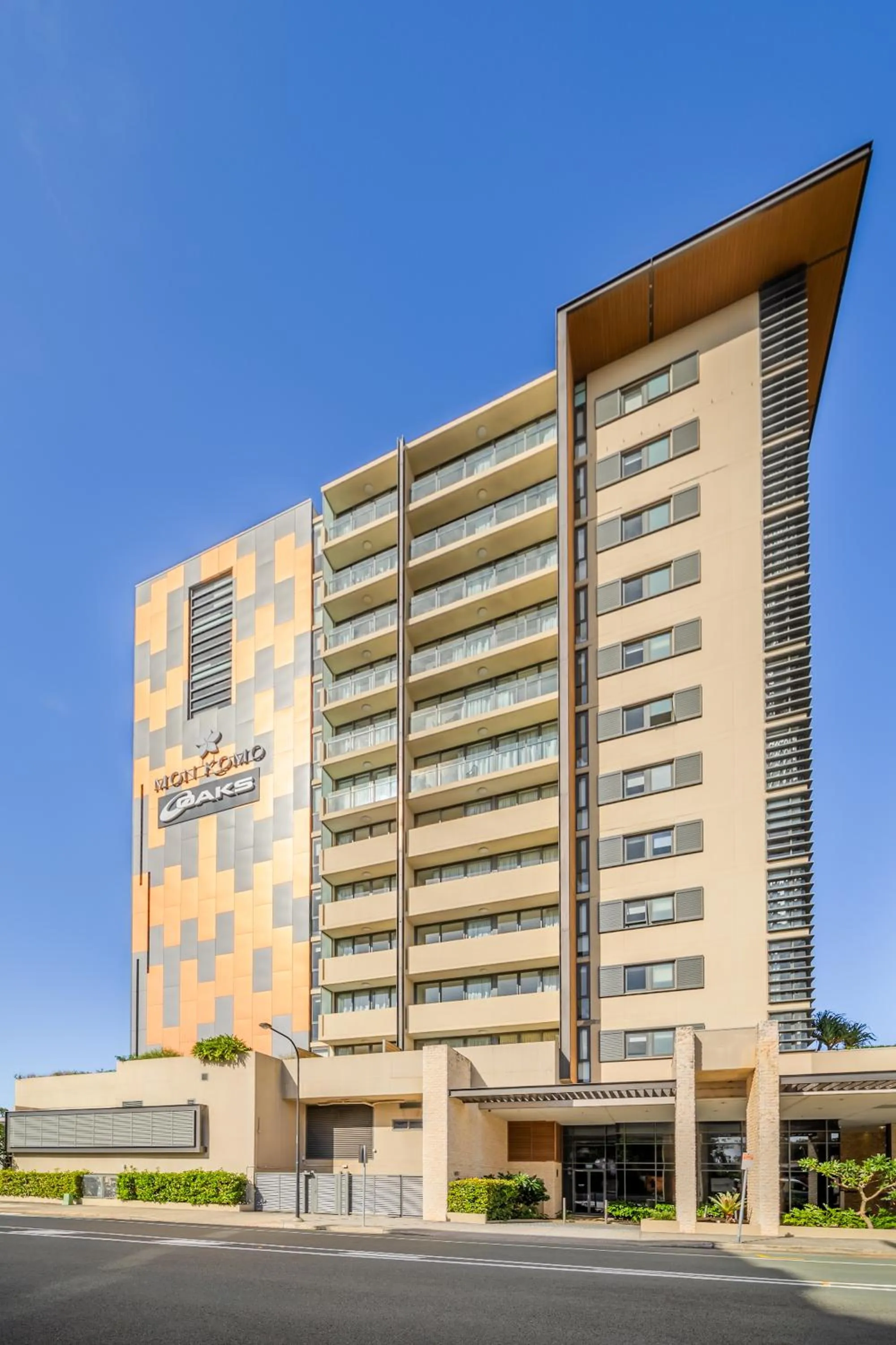 Property building in Oaks Redcliffe Mon Komo Suites