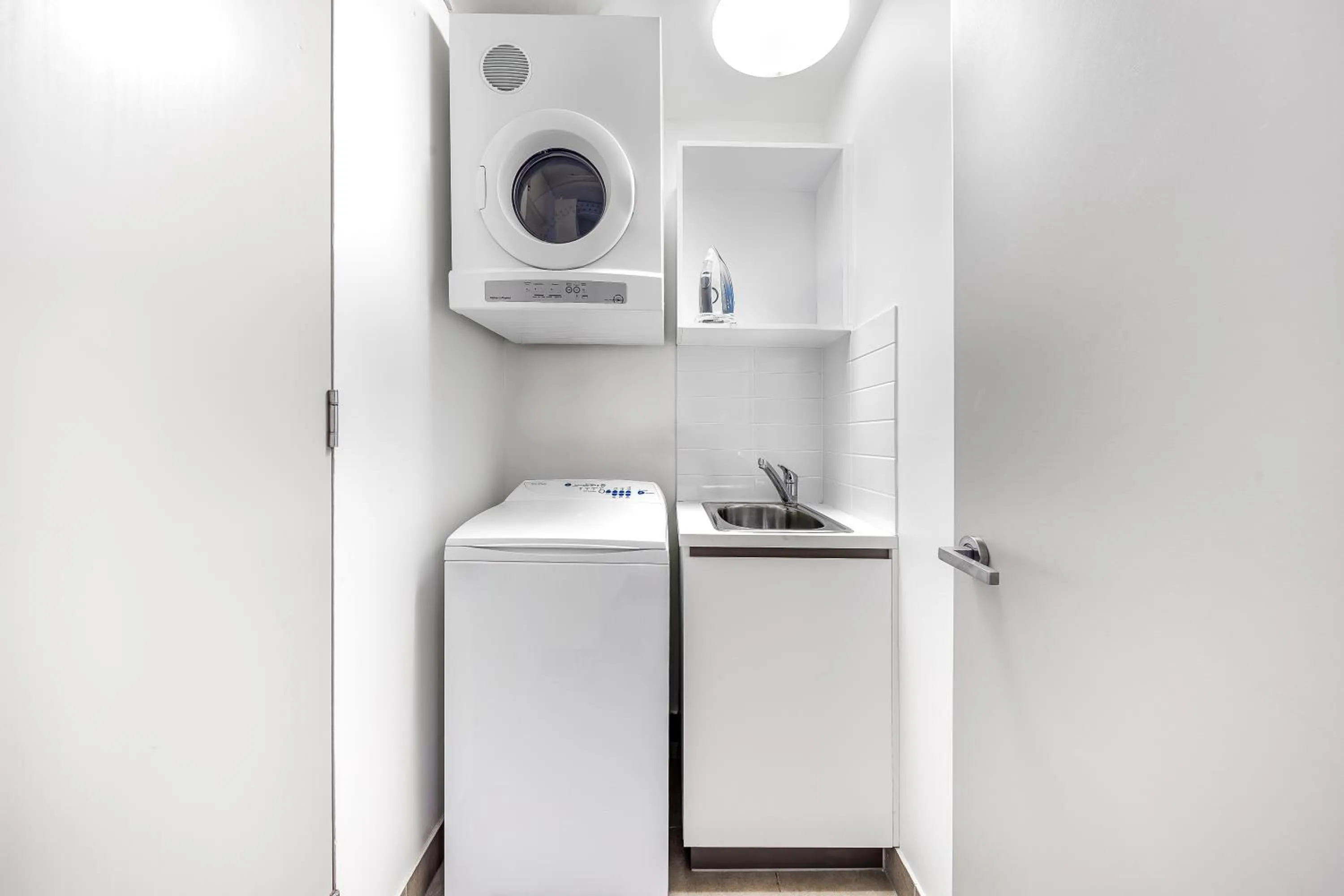 washing machine in Oaks Redcliffe Mon Komo Suites