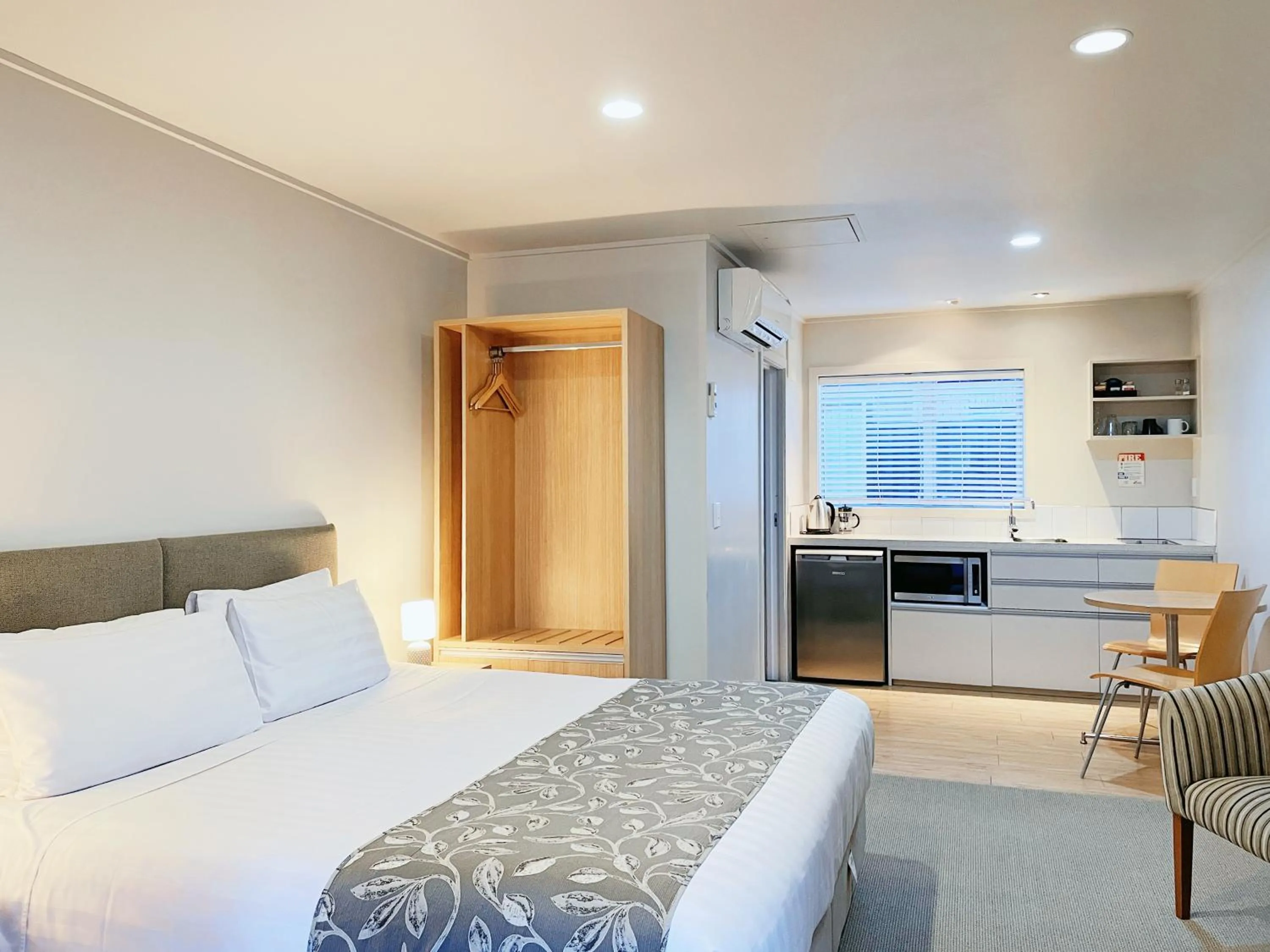 Bedroom, Bed in Anchorage Motel Apartments