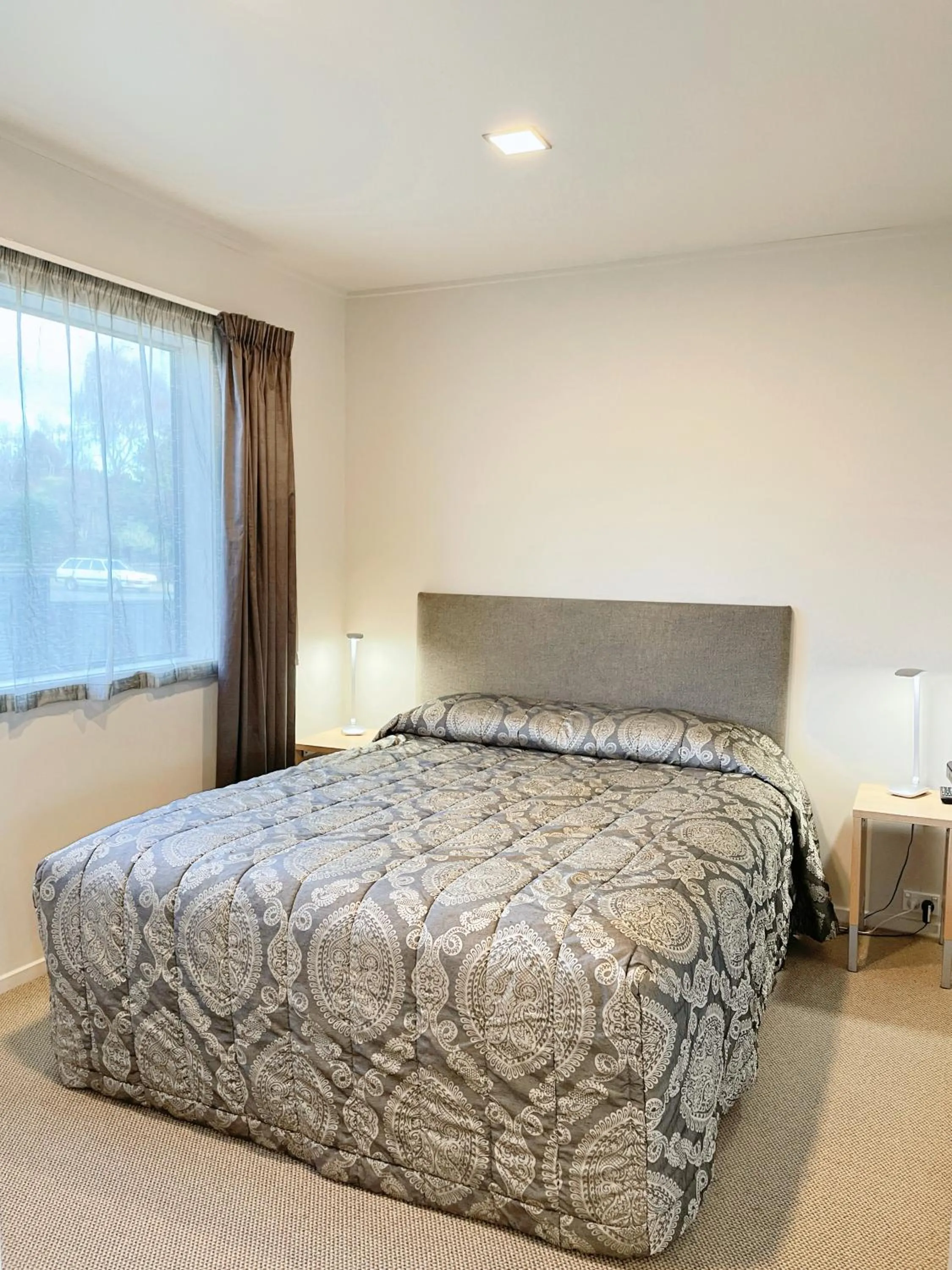 Bed in Anchorage Motel Apartments