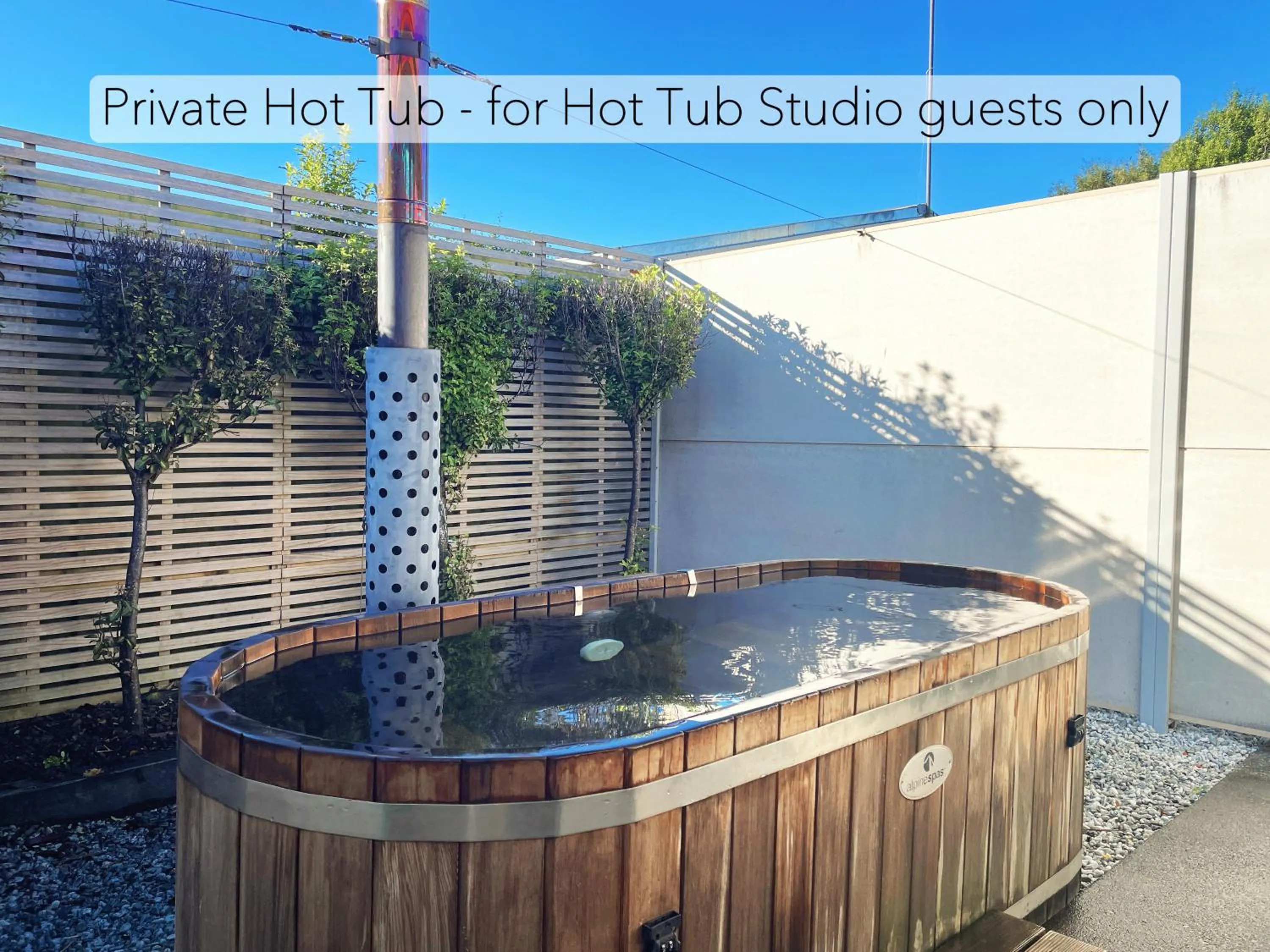 Hot Tub in Anchorage Motel Apartments