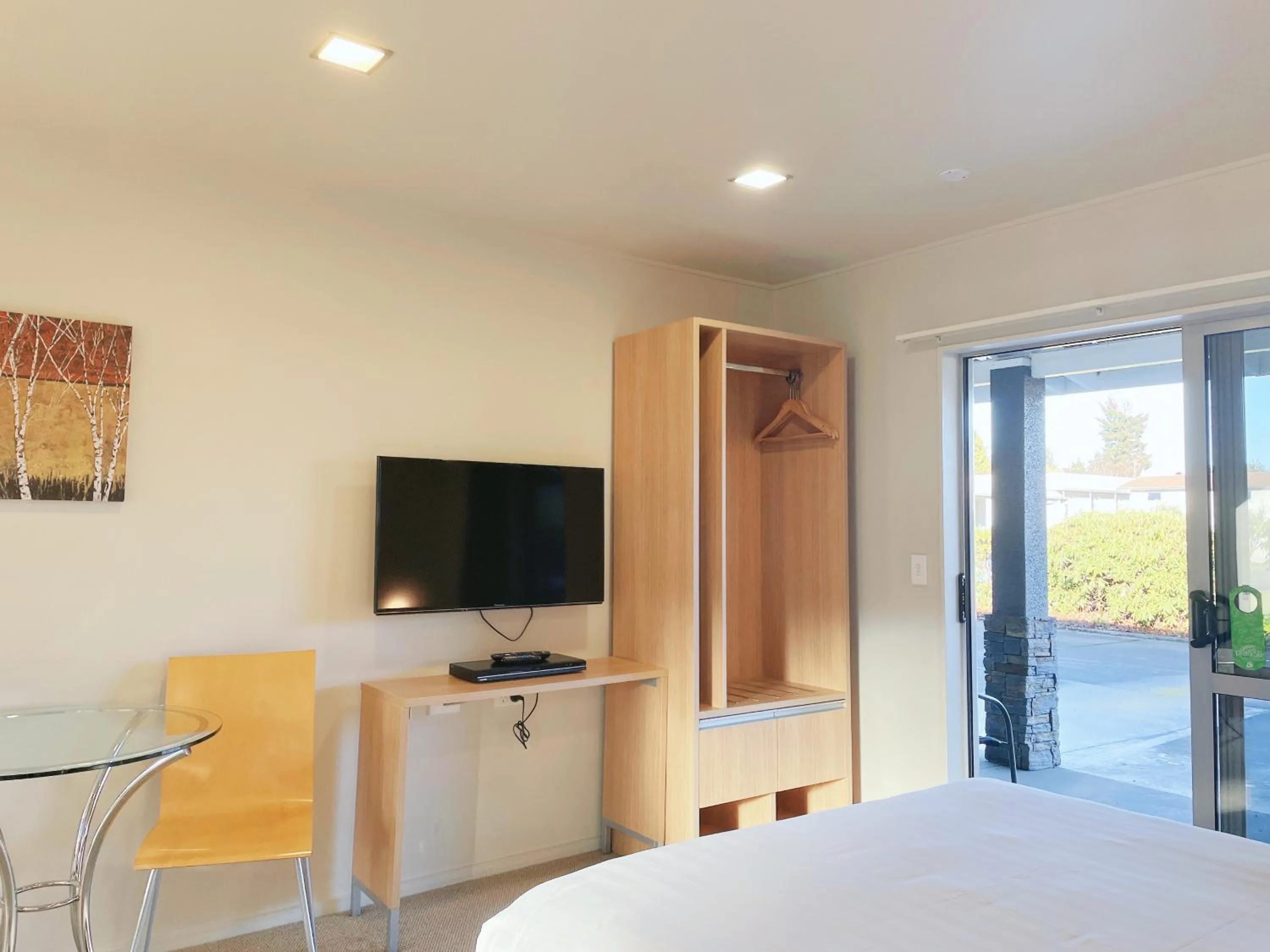 Bedroom, Bed in Anchorage Motel Apartments