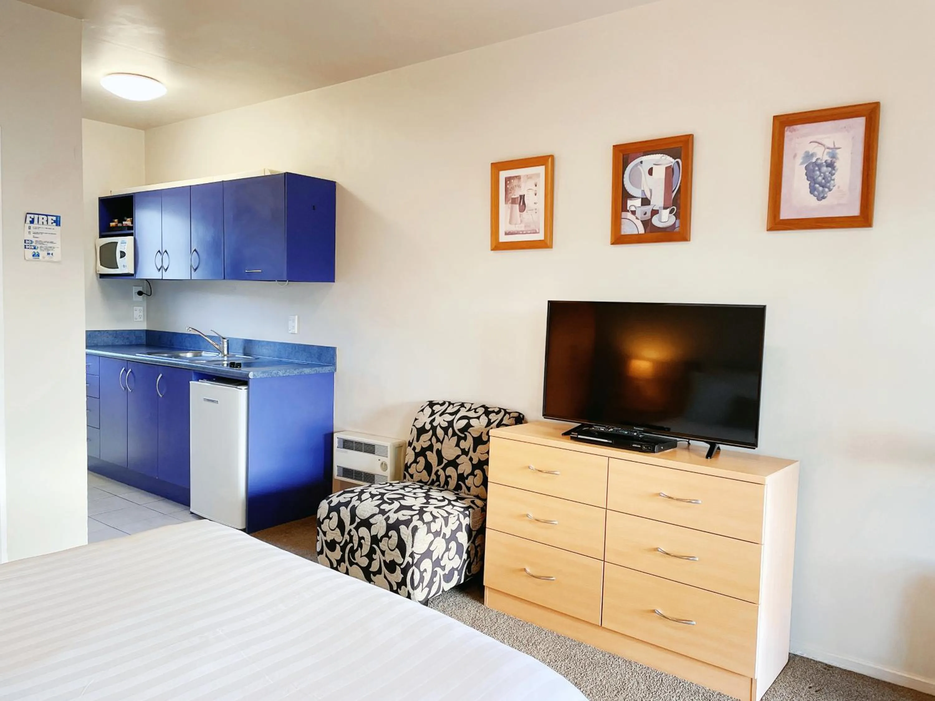 TV and multimedia, Bed in Anchorage Motel Apartments