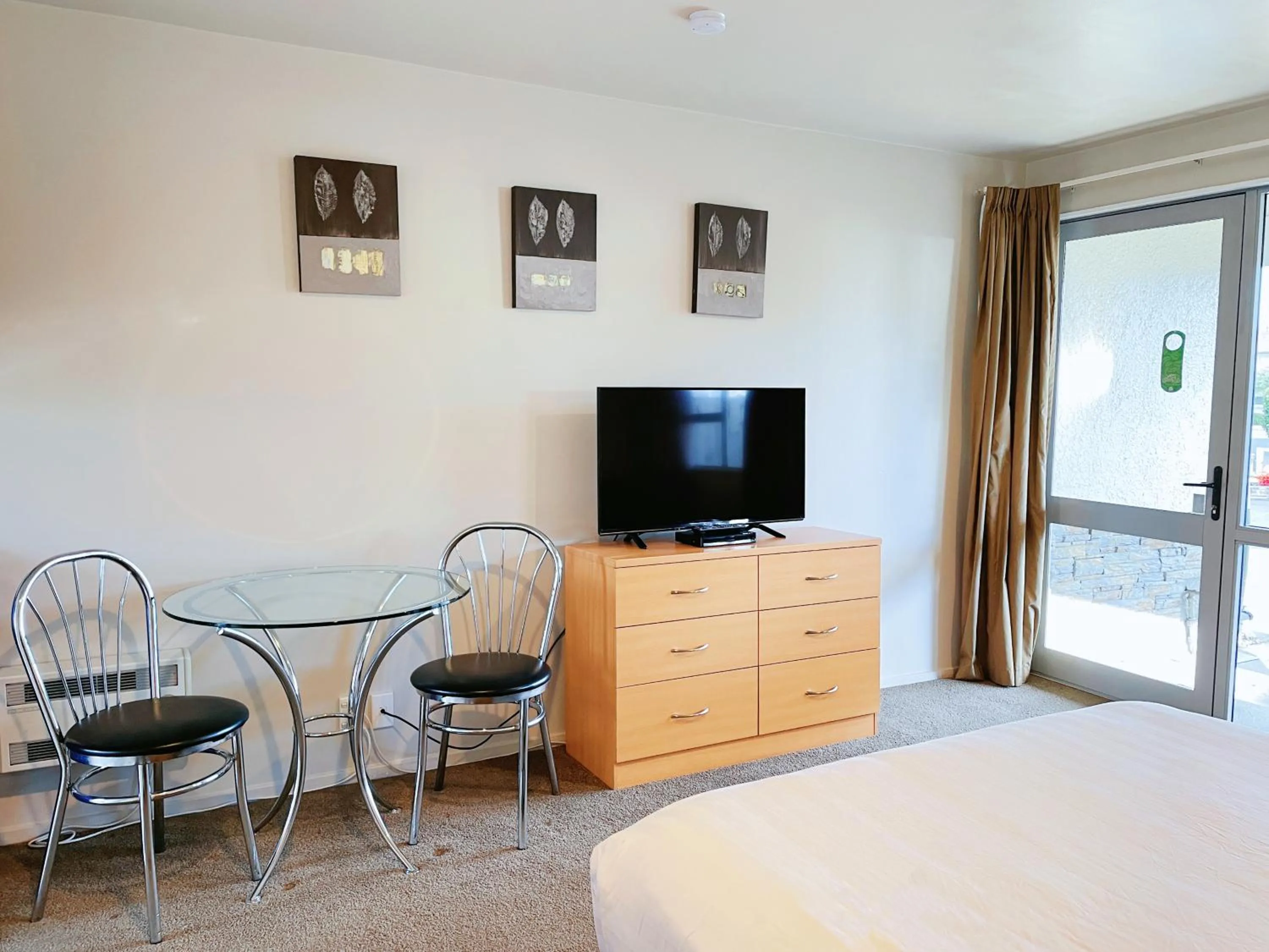Seating area, Bed in Anchorage Motel Apartments