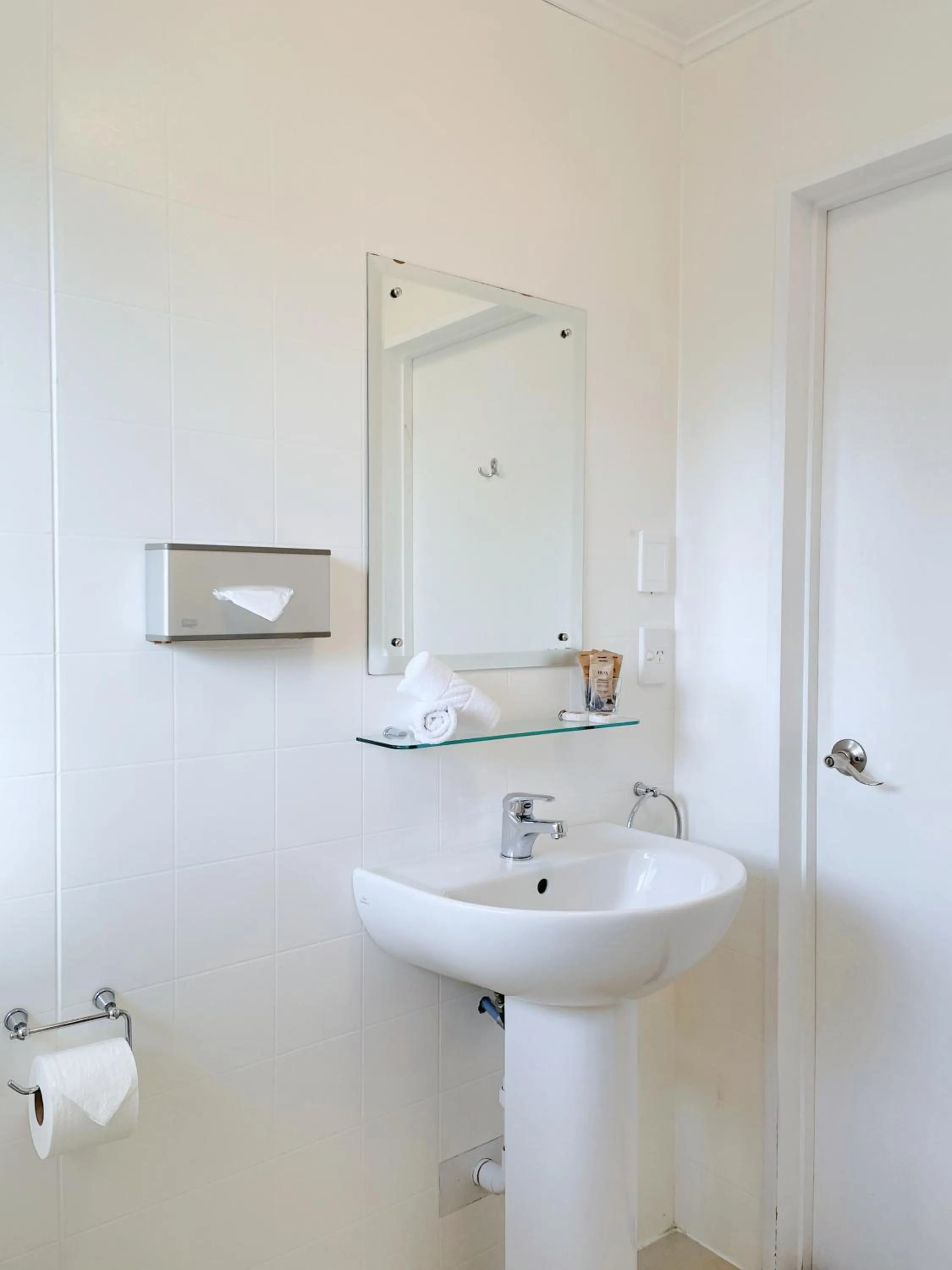 Bathroom in Anchorage Motel Apartments