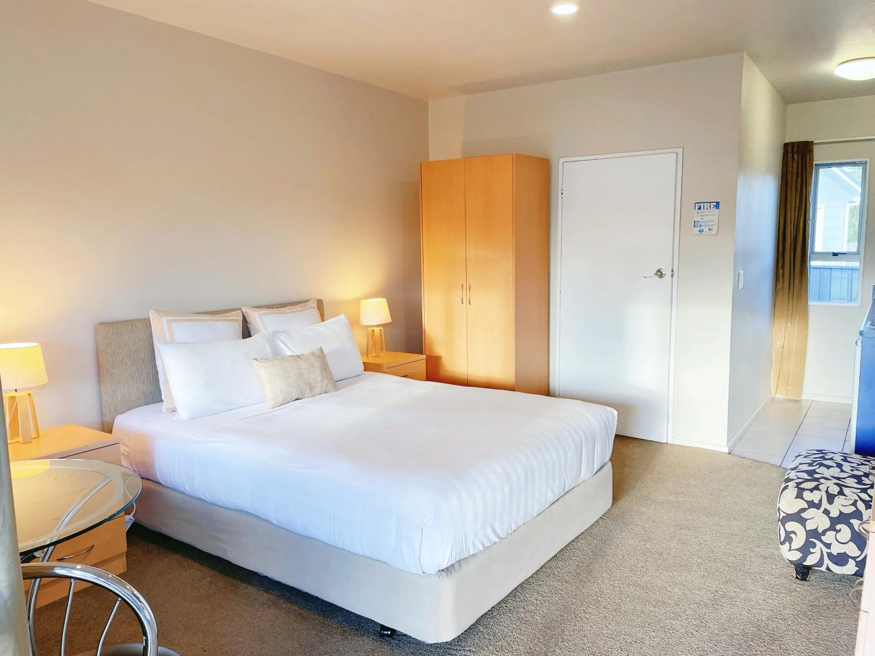 Bedroom, Bed in Anchorage Motel Apartments