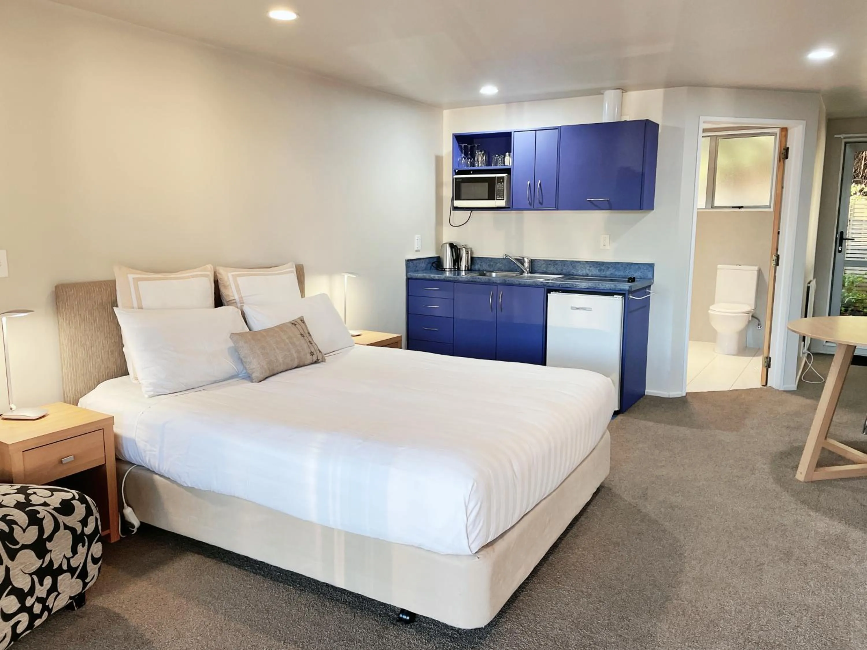 Bed in Anchorage Motel Apartments