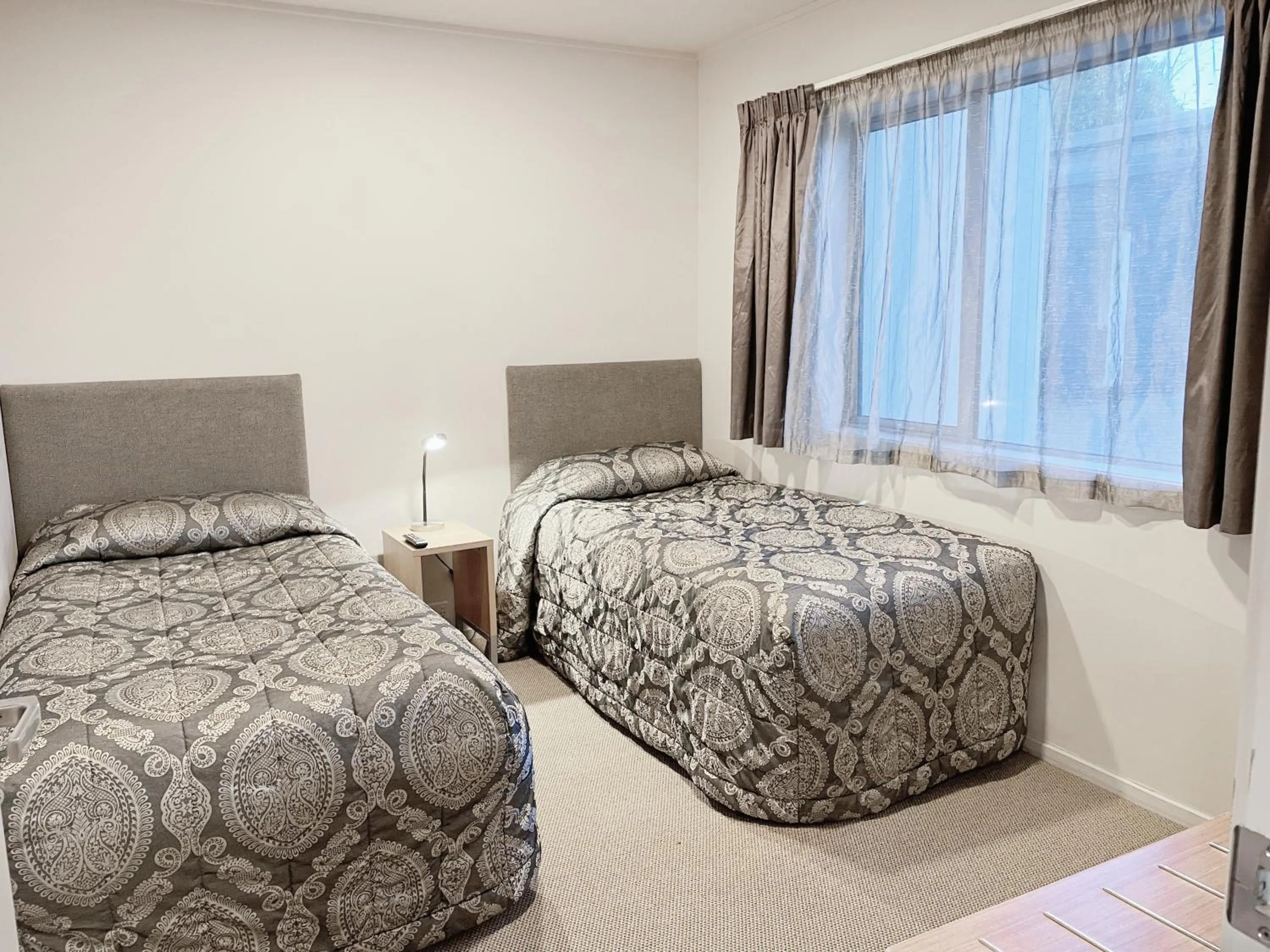 Bed in Anchorage Motel Apartments