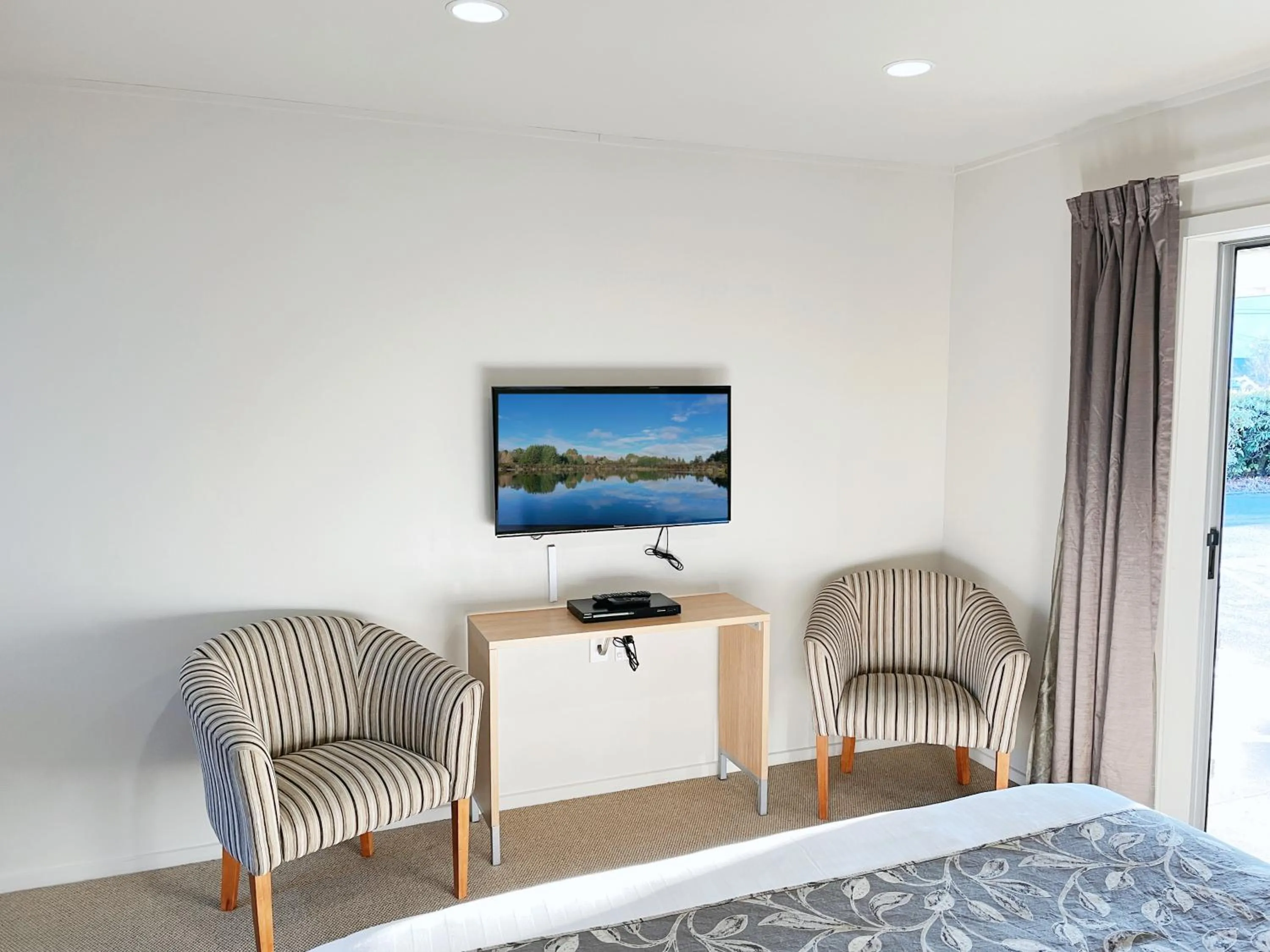 TV and multimedia in Anchorage Motel Apartments