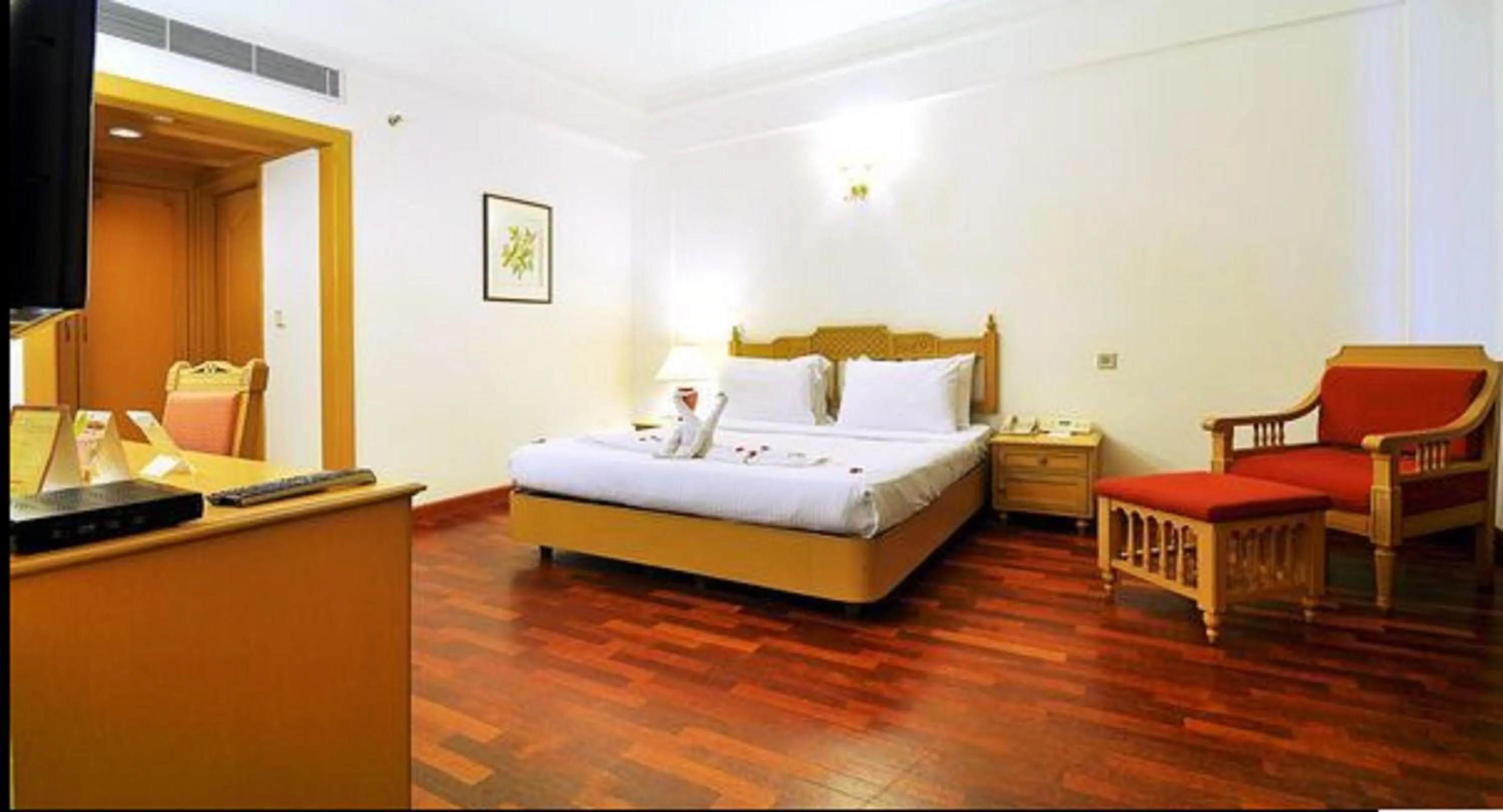 Photo of the whole room, Bed in Abad Atrium