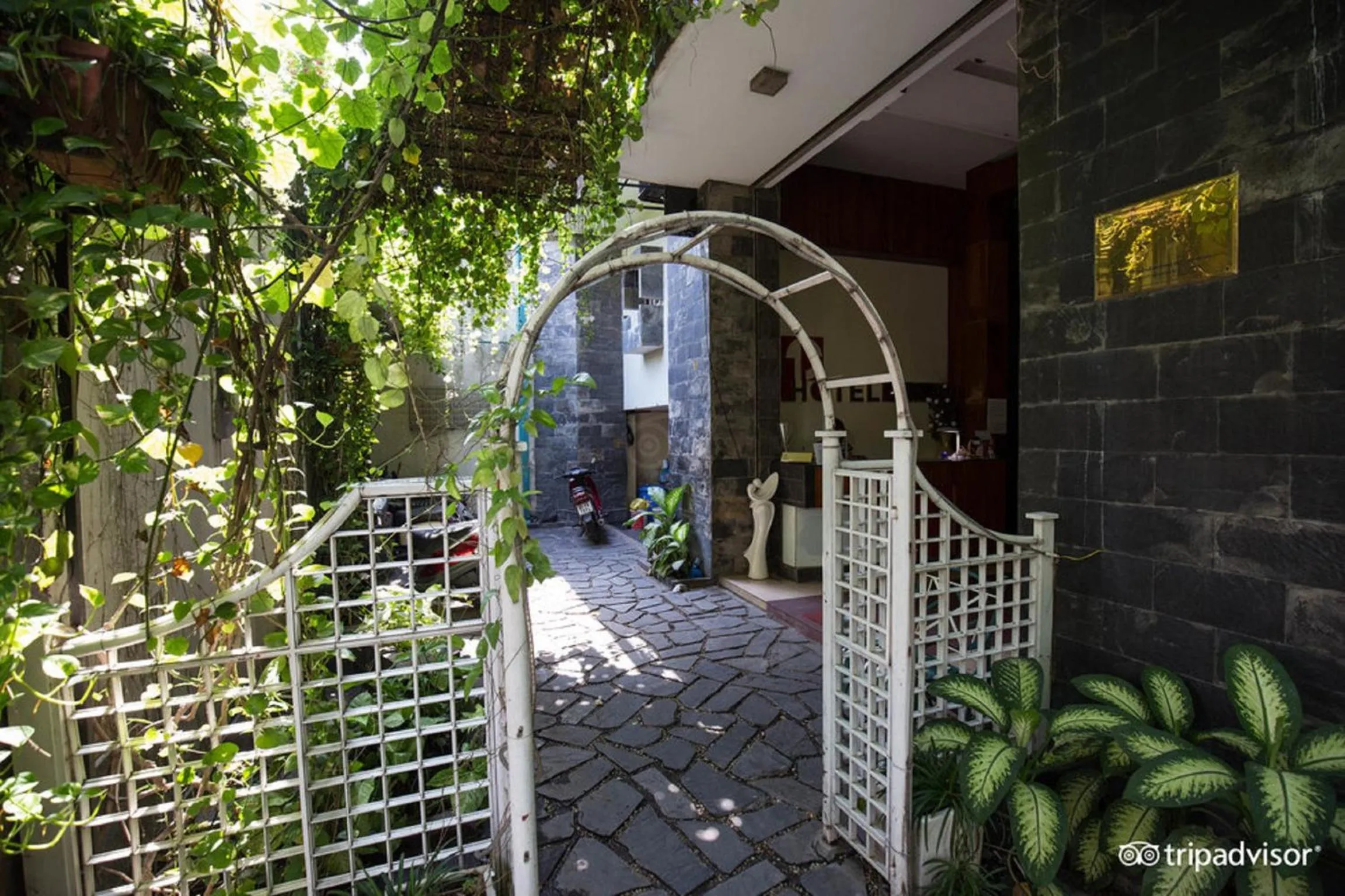 Garden in Khách sạn Minh Châu - Hòa Hưng