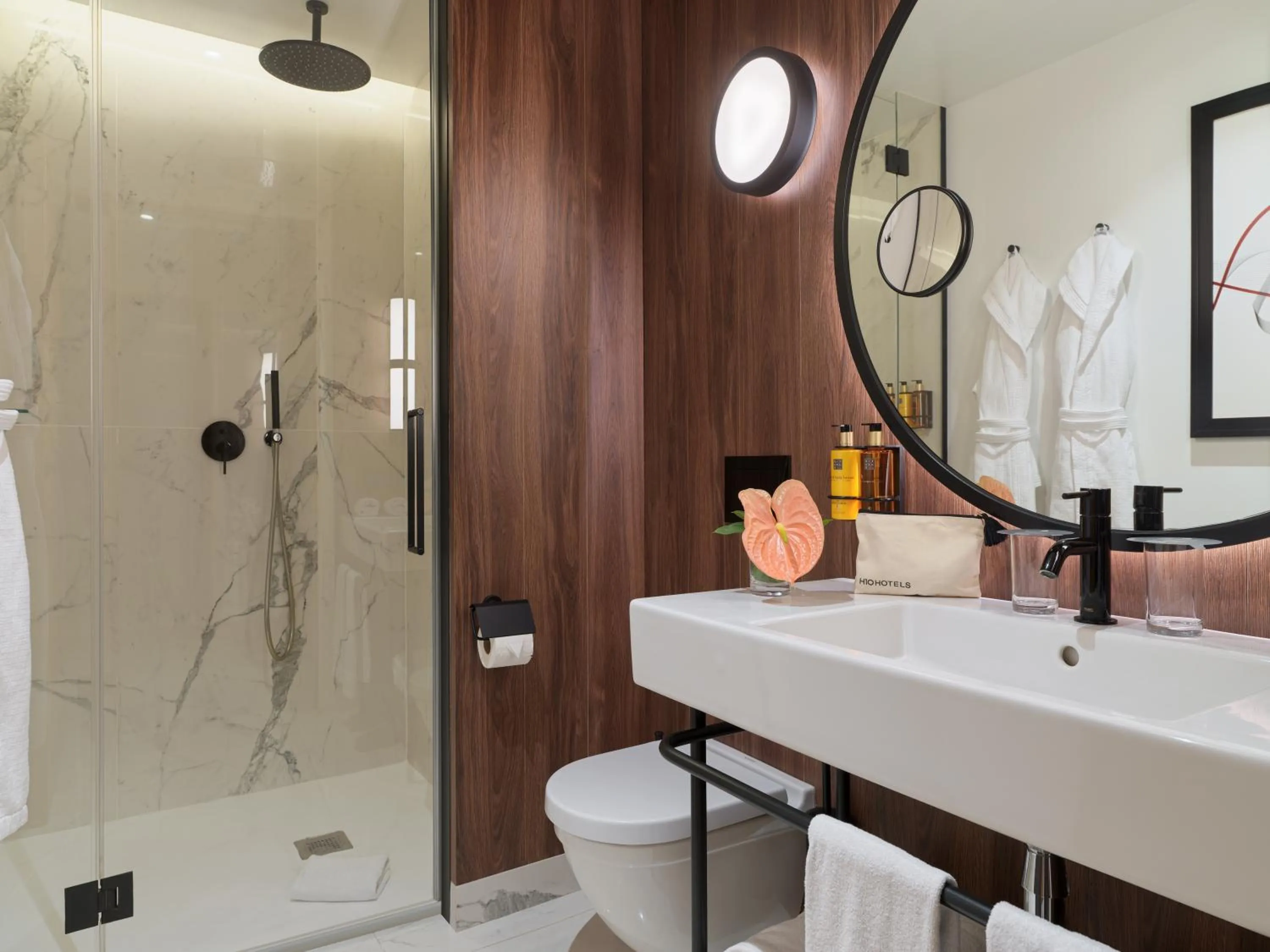 Shower in H10 Madison 4* Sup