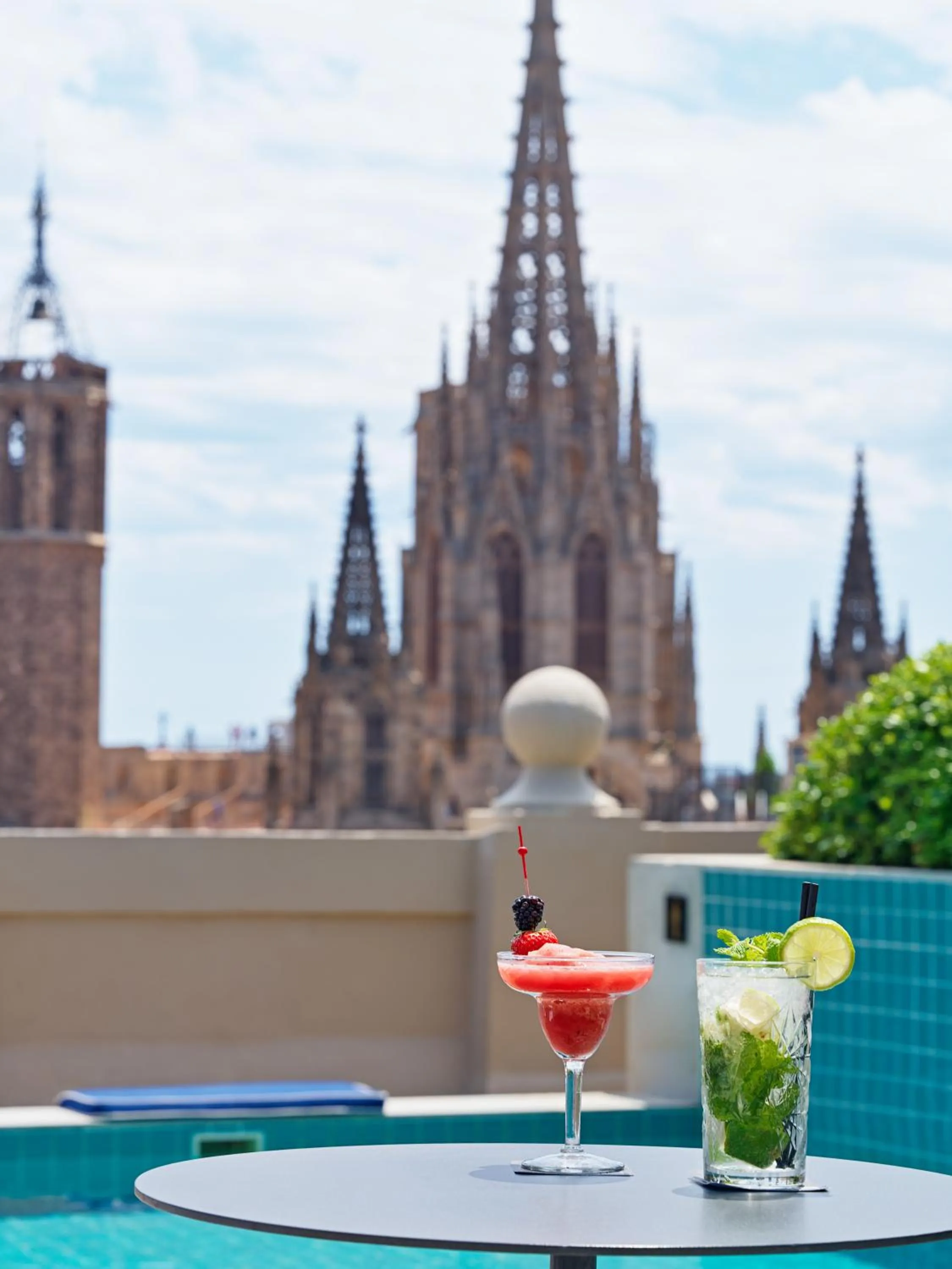 Swimming pool in H10 Madison 4* Sup